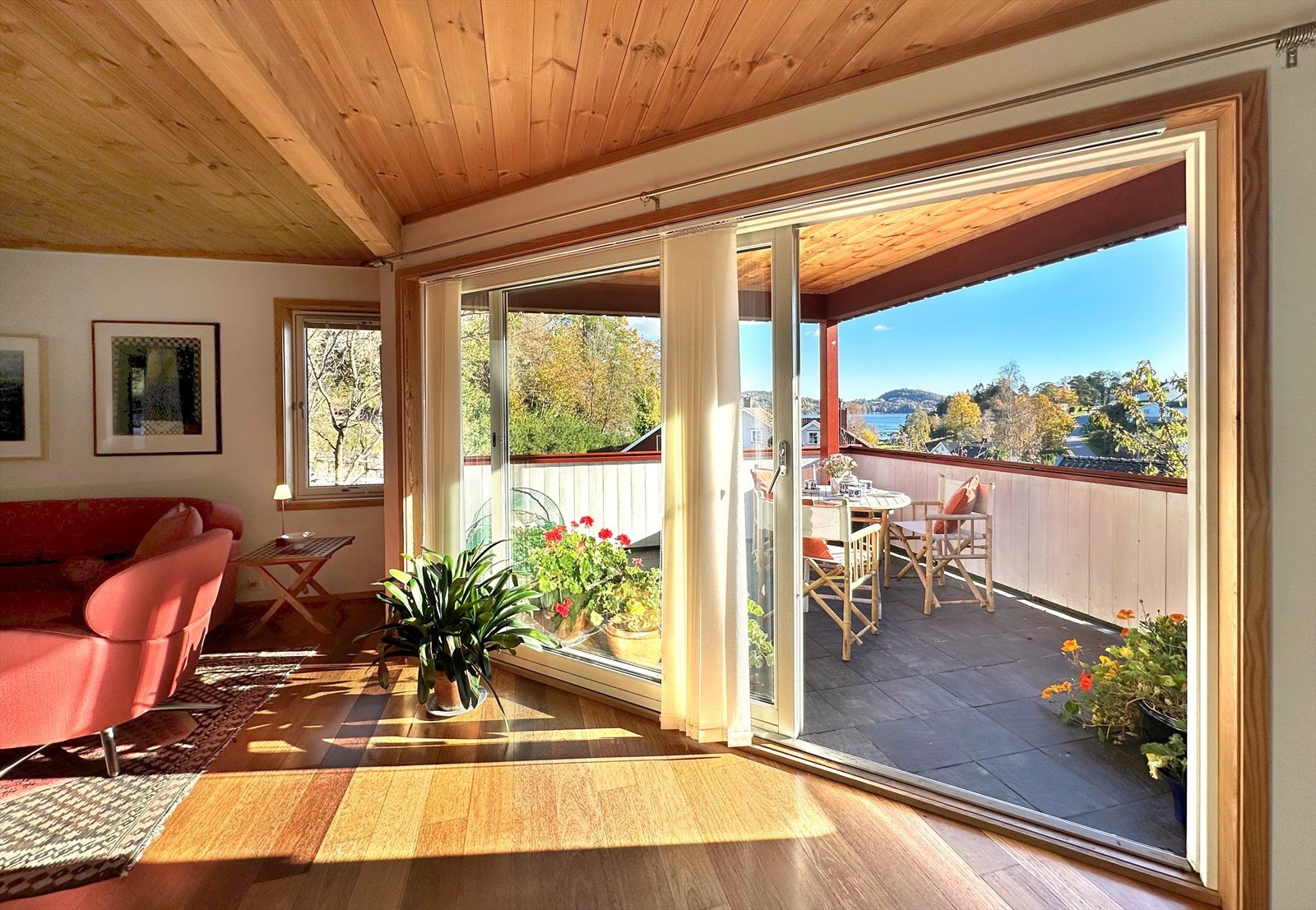 Utgang til overbygd veranda fra stue/kjøkken Galleribilde