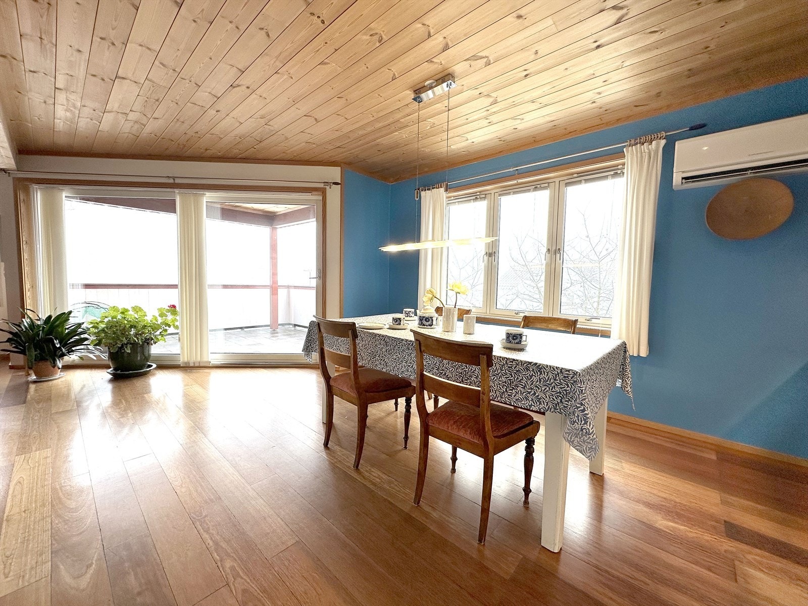 God plass til stort spisebord på kjøkken Galleribilde