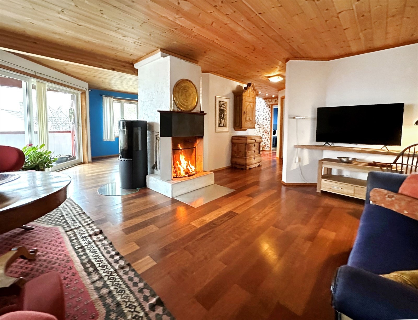 Lys og fin stue med åpen kjøkkenløsning Galleribilde