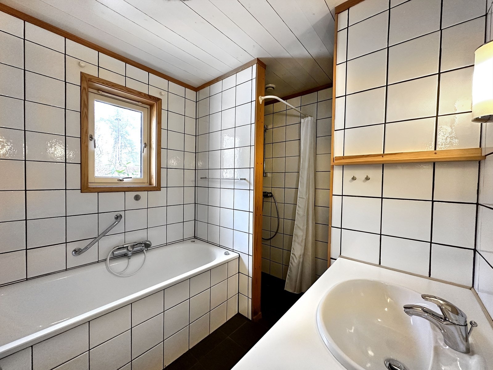 Bad med badekar og dusjnisje Galleribilde