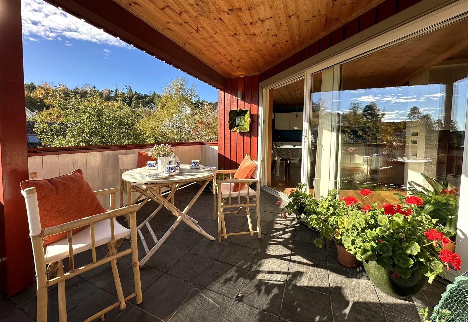 Solrik og overbygd veranda ut fra kjøkken Galleribilde