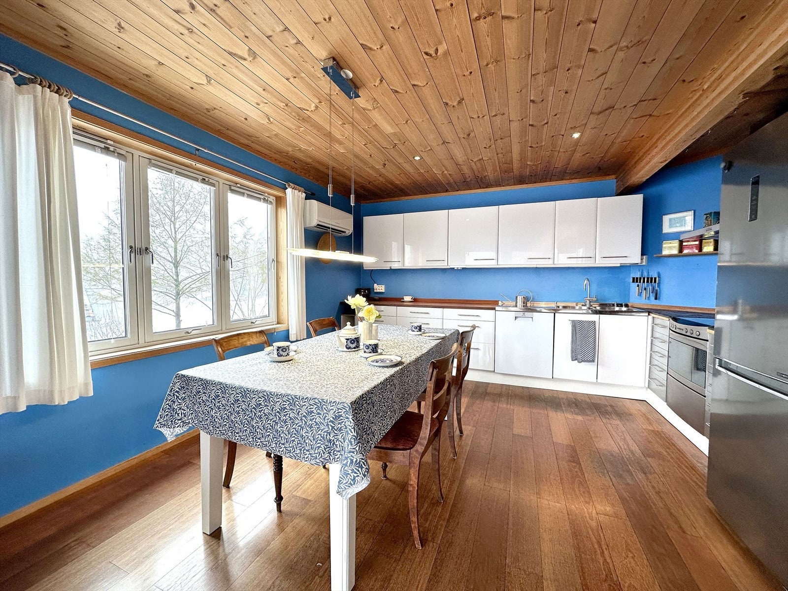 Kjøkken med plass til stort spisebord Galleribilde