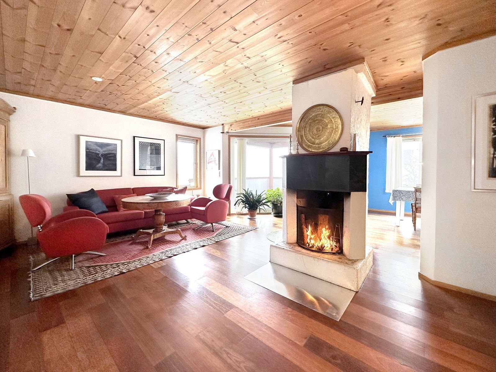 Koselig stue med åpen peis Galleribilde