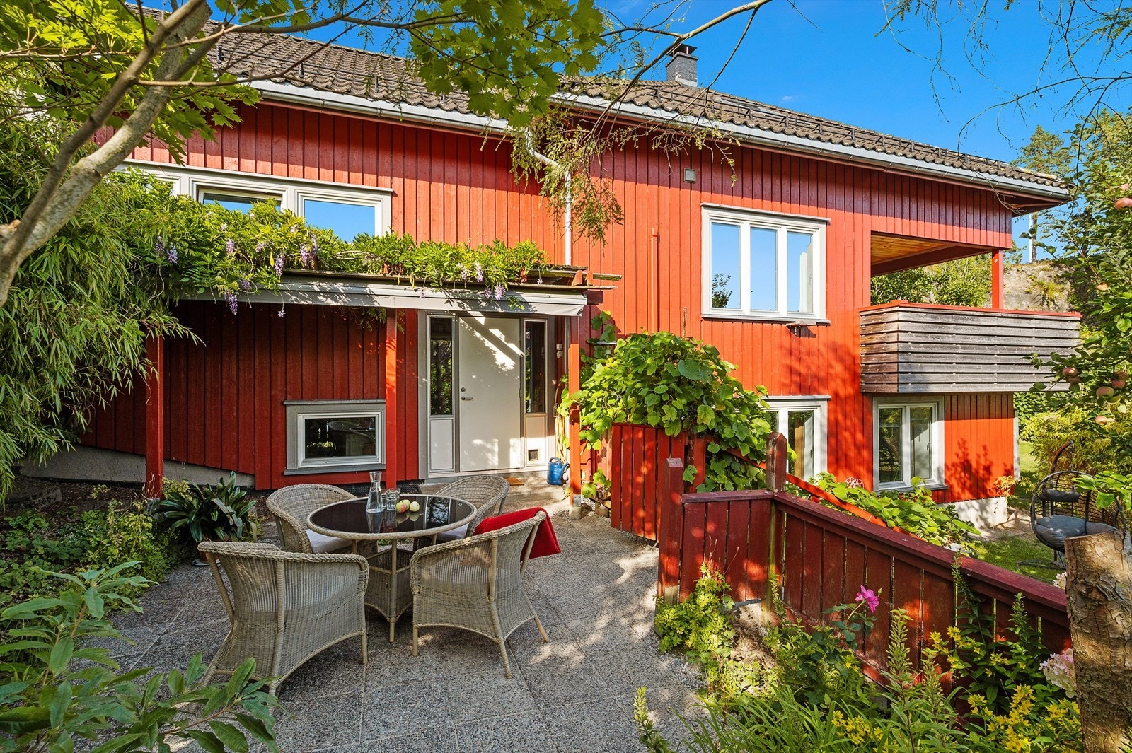 Solrik og usjenert terrasseplatting med pergola og elektrisk markise. Galleribilde