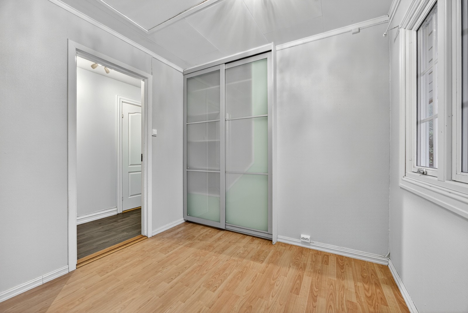 Det er fin avsatt plass til dobbeltseng med tilhørende nattbord på hvert av soverommene. Galleribilde