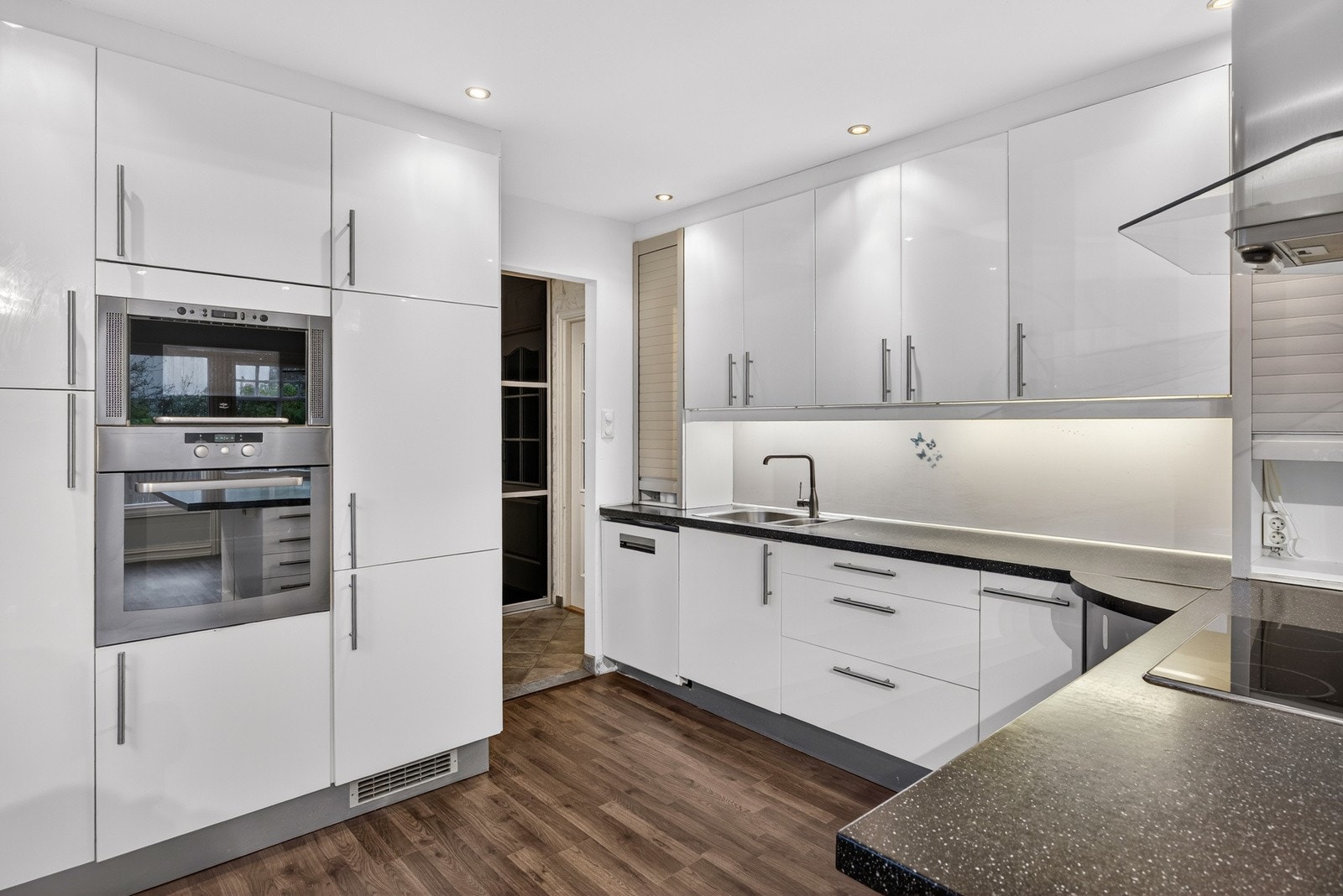 Lyst og klassisk kjøkken fra IKEA, nytt i 2011 (iht. tidligere tilstandsrapport). Kjøkkenet er designet med god benke- og lagringsplass. Galleribilde