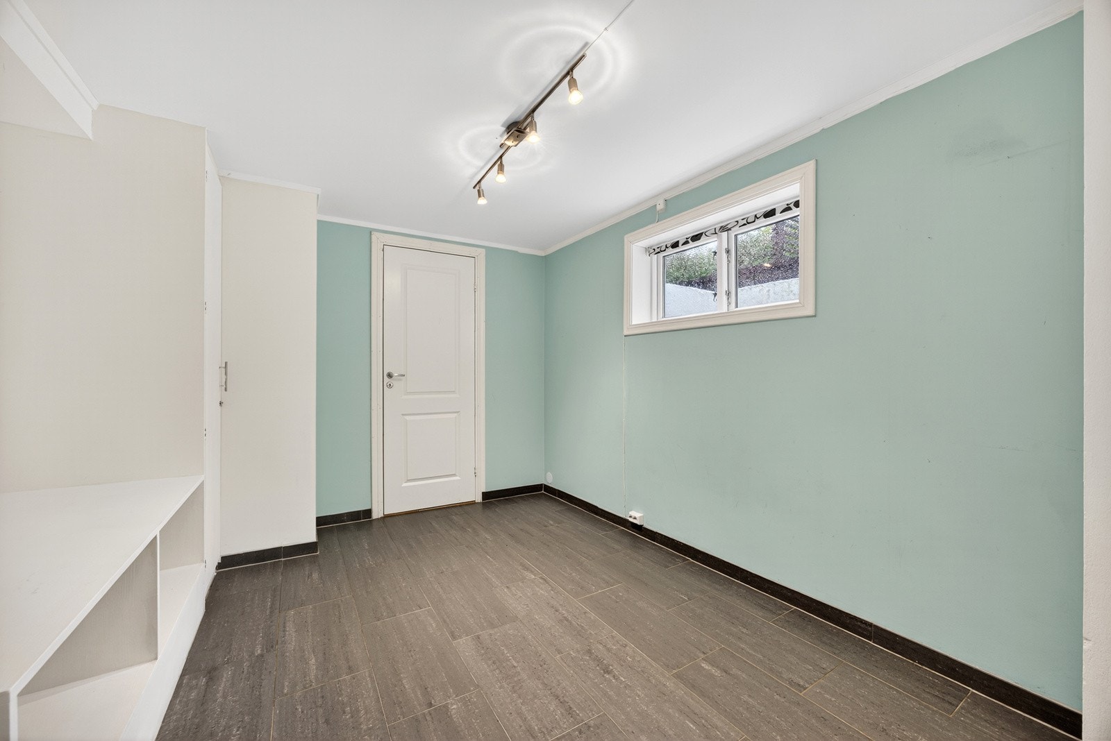 Koselig kjellerstue med fin avsatt plass til sofaløsning med tilhørende møblement - et perfekt samlingssted for barn og ungdom. Galleribilde