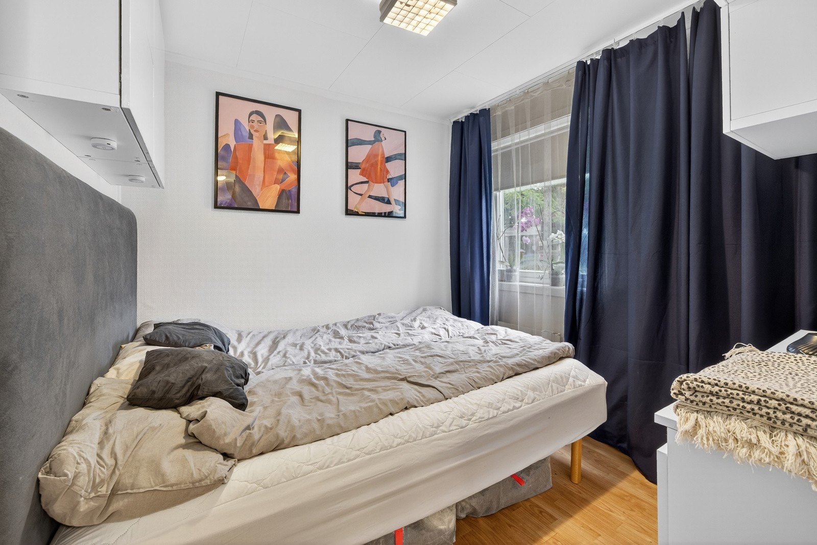 Soverommet har laminat på gulv og lysmalte slette overflater. Det er fin avsatt plass til dobbeltseng med tilhørende møblement, samt garderobeløsning etter eget ønske og behov. Galleribilde