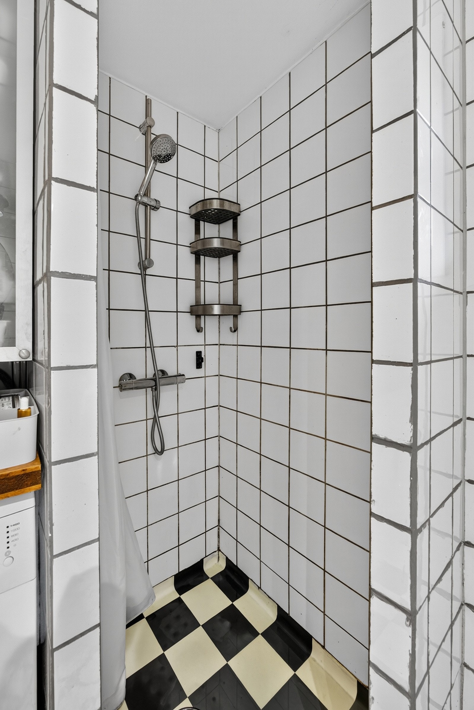 Videre har badet gulvstående toalett og dusjhjørne. Badet må renoveres. Galleribilde