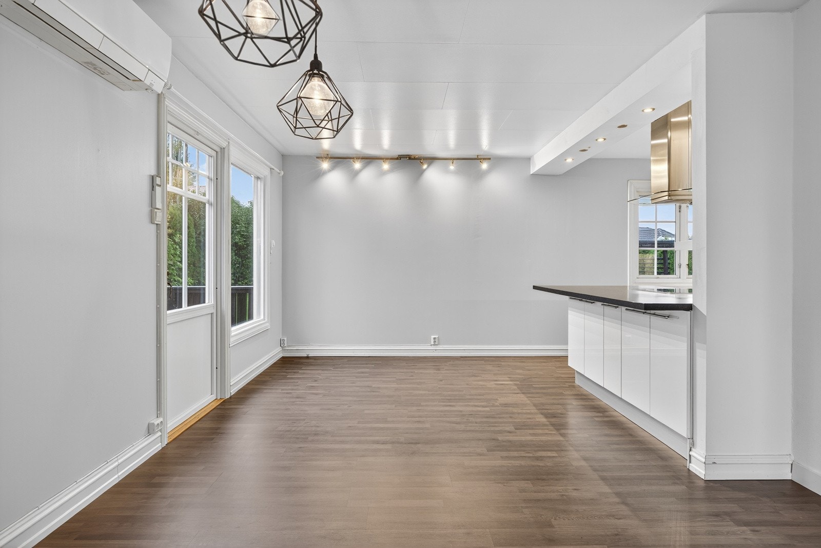 I forkant av kjøkkenet er det fin avsatt plass til en koselig spisegruppe, hvor man kan tilbringe hyggelige stunder og middager med venner og familie. Galleribilde