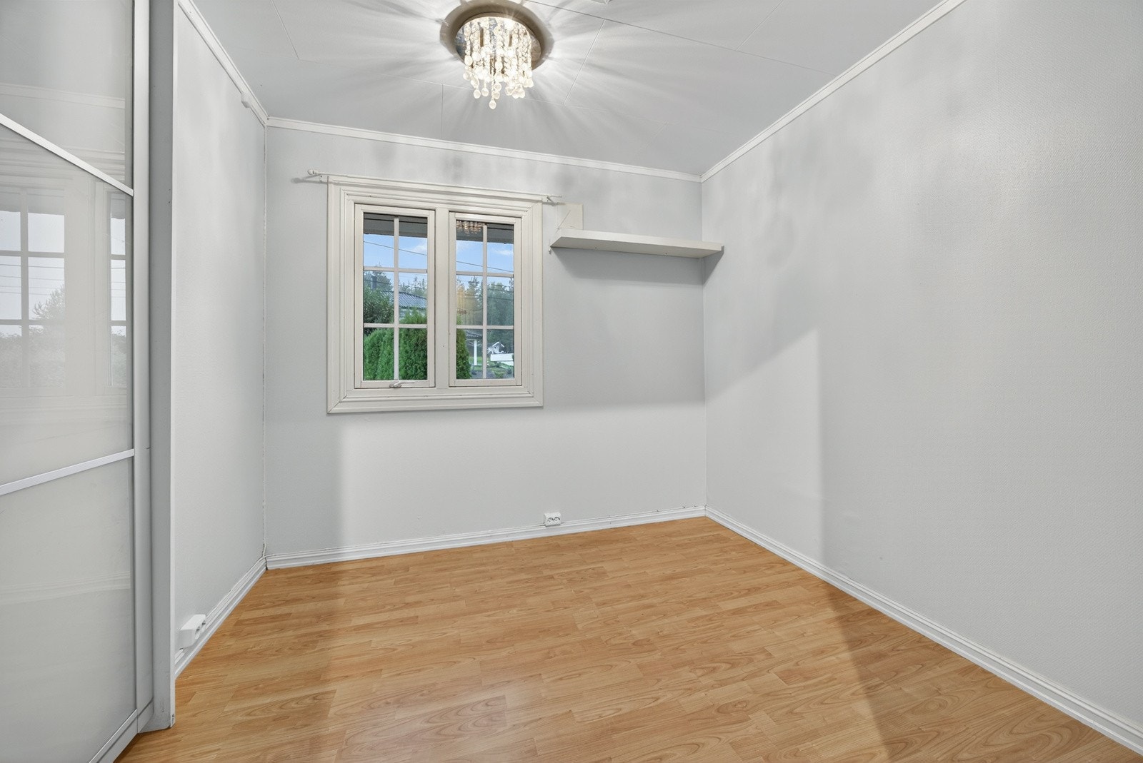 Soverommene har laminat på gulv og malte slette overflater. Galleribilde