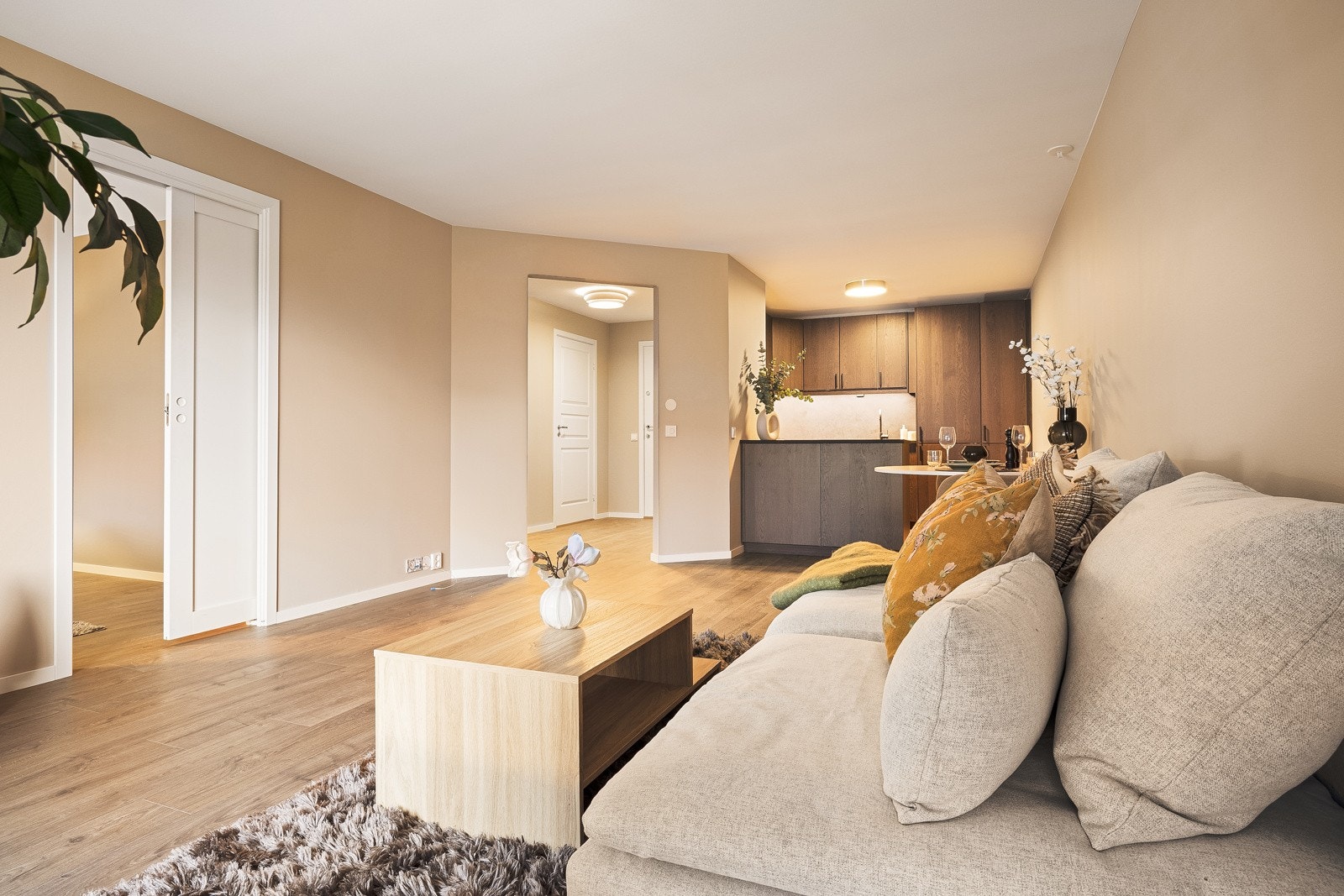 - Leiligheten har en romslig og åpen stue-/kjøkkenløsning på ca. 27,9 m² - Galleribilde