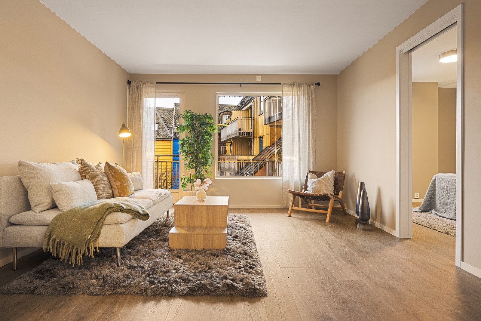 - Stuen har plass til både sofagruppe med tilhørende møblement og spisebord - perfekt for både hverdagsliv og hyggelige sammenkomster - Galleribilde