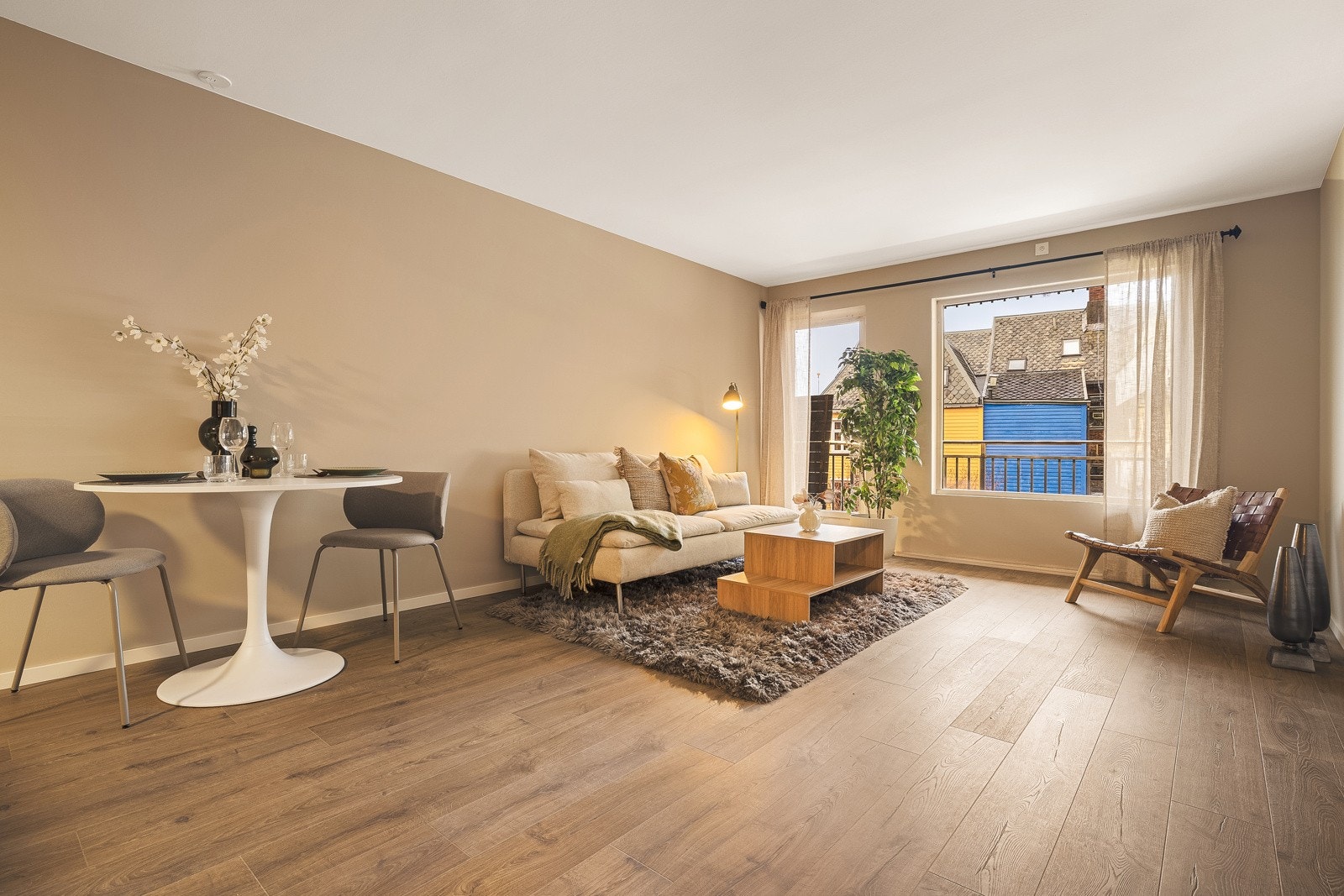 - Innvendig er det nytt, moderne laminatgulv, og flotte malte overflater i behagelige farger som gir boligen et helhetlig og delikat preg - Galleribilde