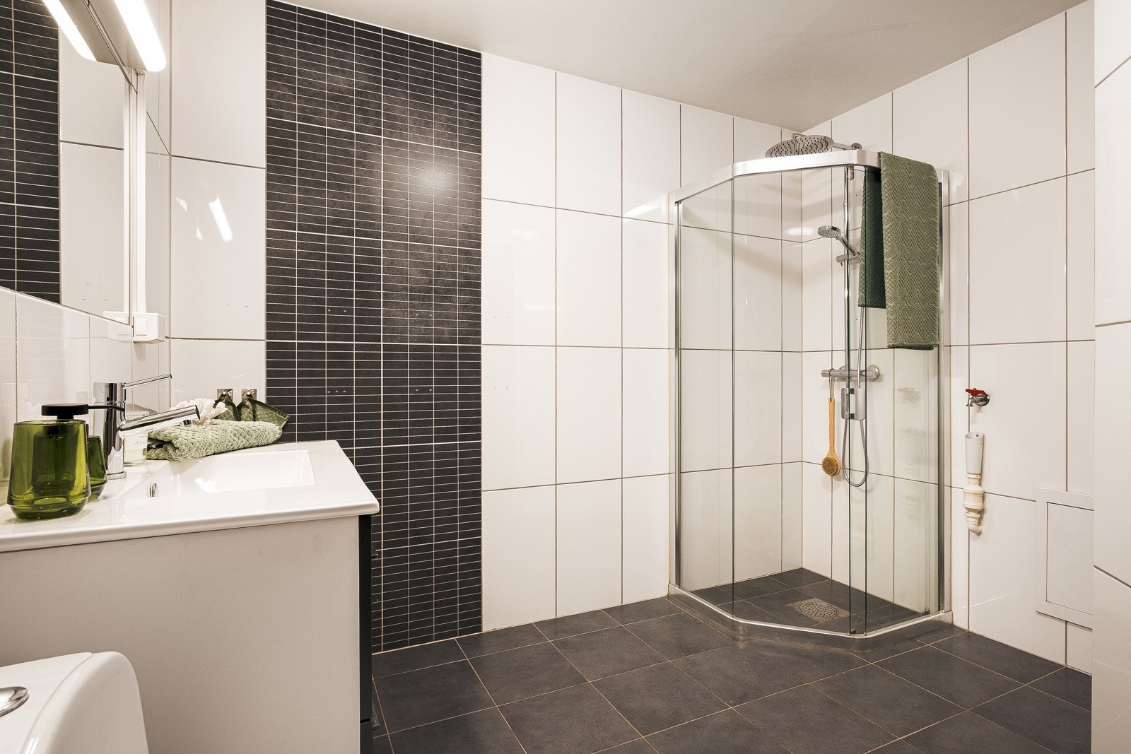 - Badet er lyst og klassisk, med fliser på gulv og vegger, samt varmekabler i gulv - Galleribilde