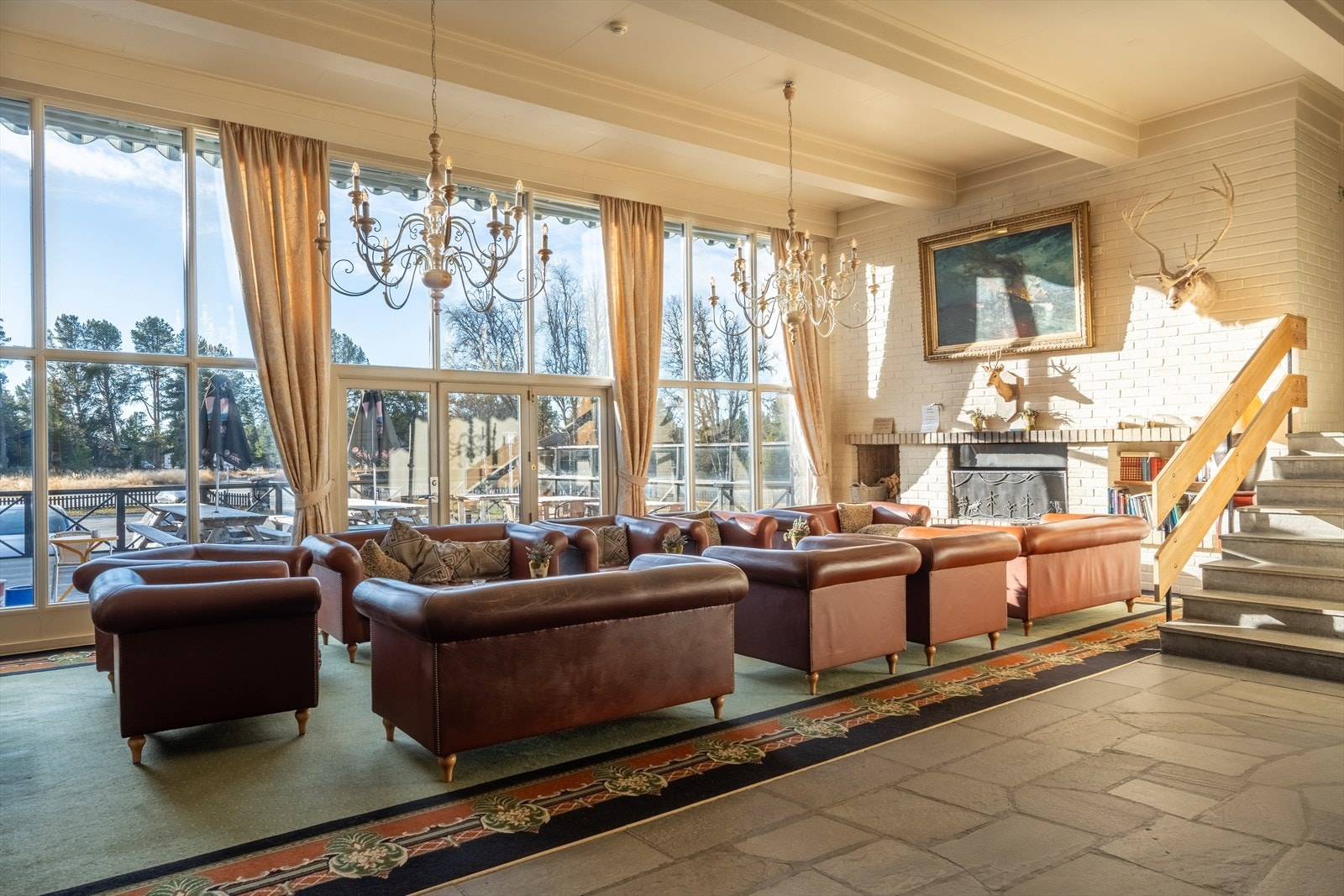 På ærverdige Sanderstølen Hotell får du en kombinasjon av tradisjonelt uttrykk og moderne komfort i et bygg med historie. Her fra en av salongene som du kan benytte. Galleribilde