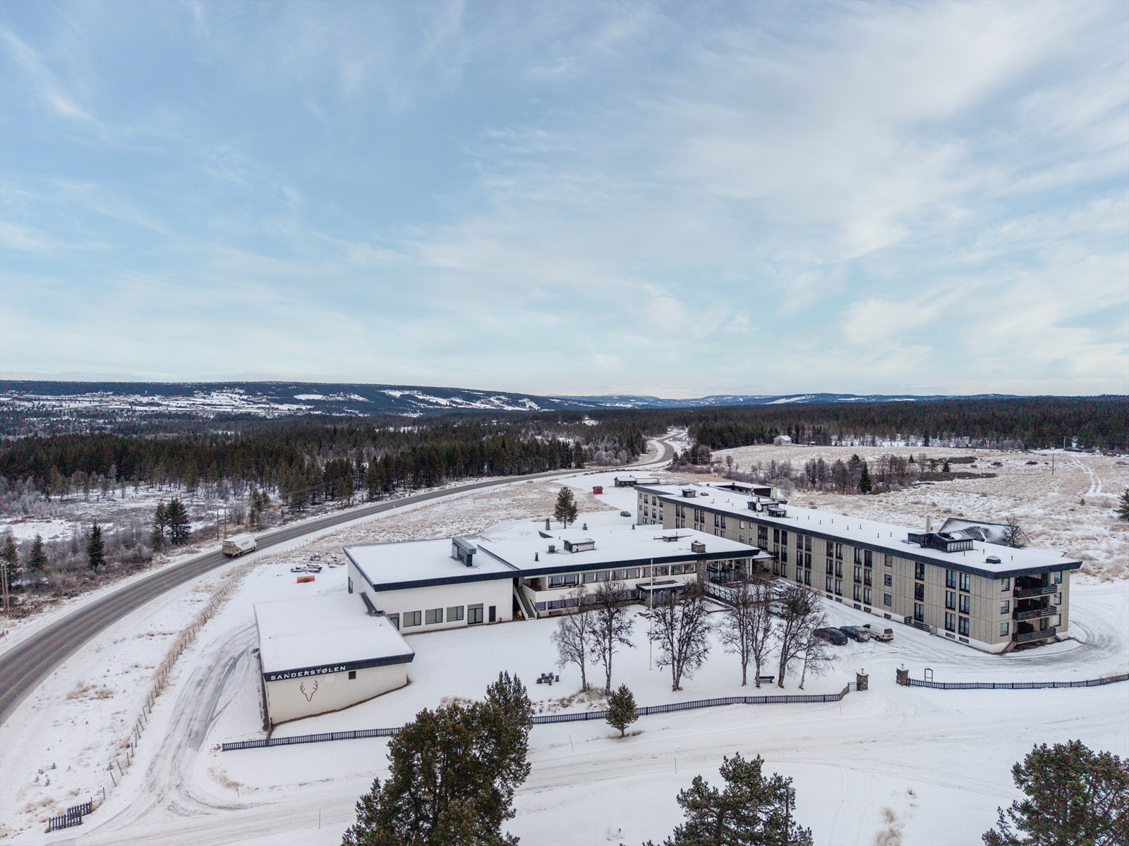 Leiligheten har en attraktiv beliggenhet på det tidligere Sanderstølen Hotell - midt mellom Hallingdal og Valdres. Foto: EFKT ( Tor Solberg) Galleribilde