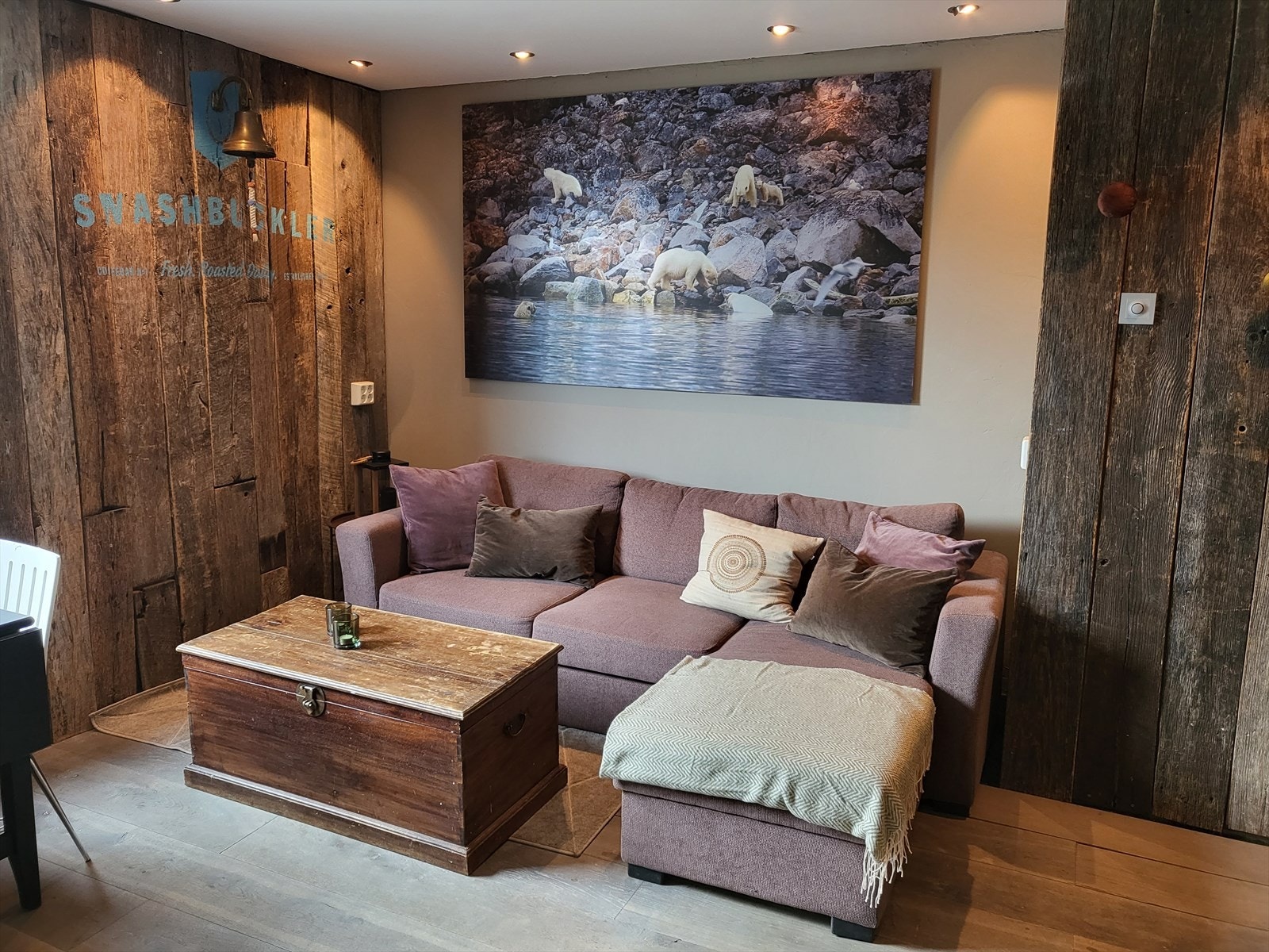 Stua har laminatgulv og byr på plass til både en liten spisegruppe og en koselig sofakrok. Galleribilde