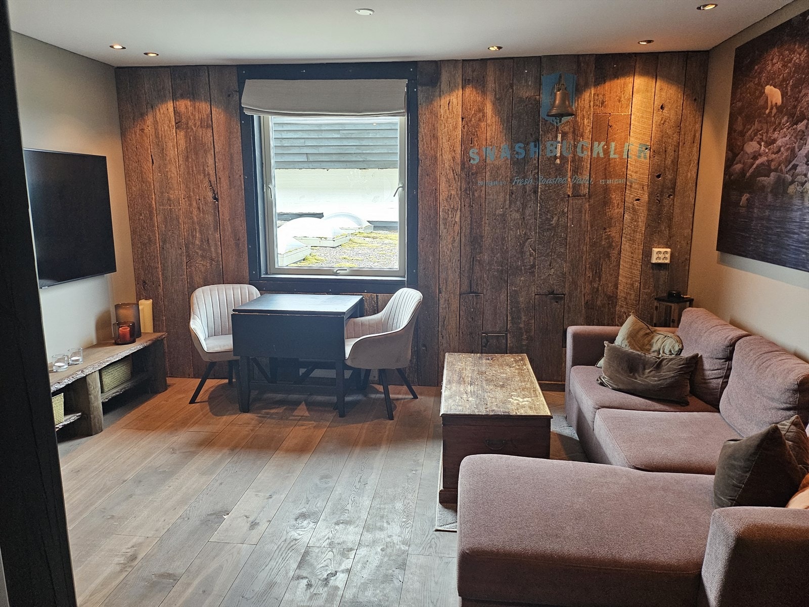 Innvendig preges leiligheten av en lun stil, med fine innslag av rustikt treverk både på vegger og i innredning, noe som gir en ekte fjellhyttefølelse. Galleribilde