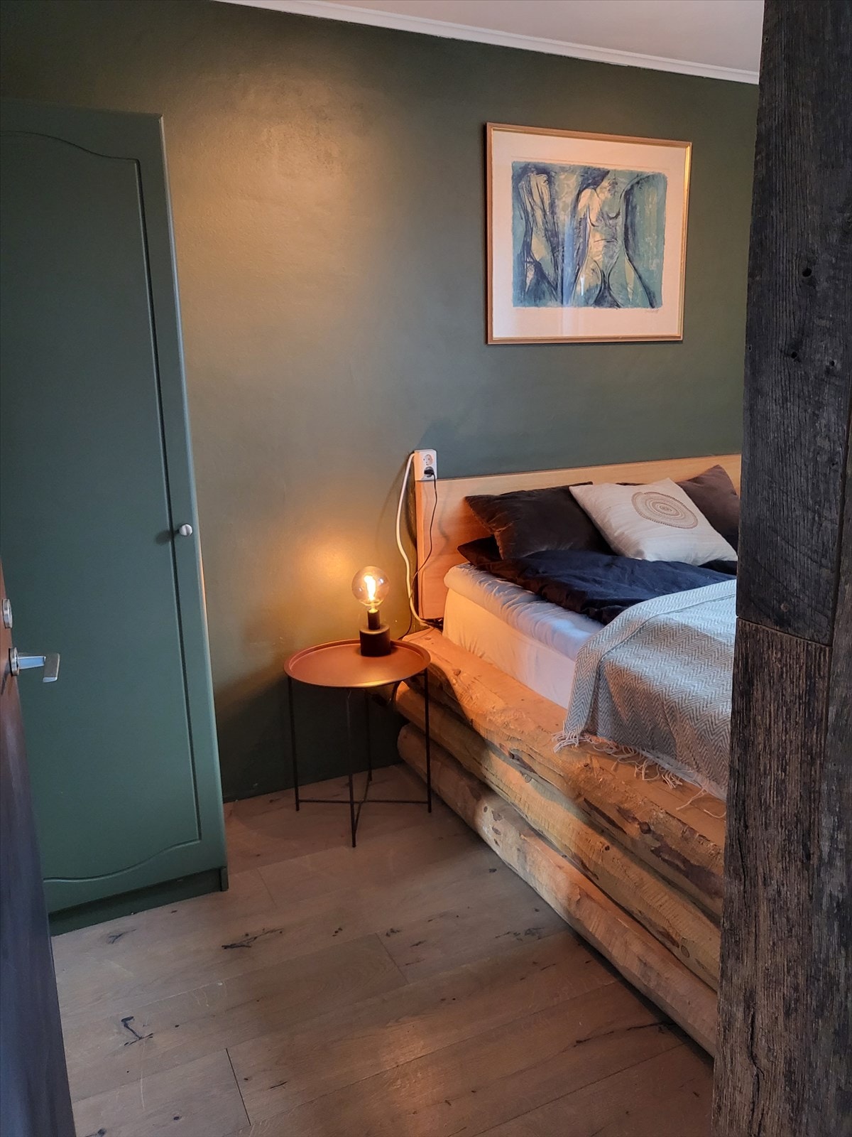 Soverommet er romslig og har parkett på gulvet. Galleribilde