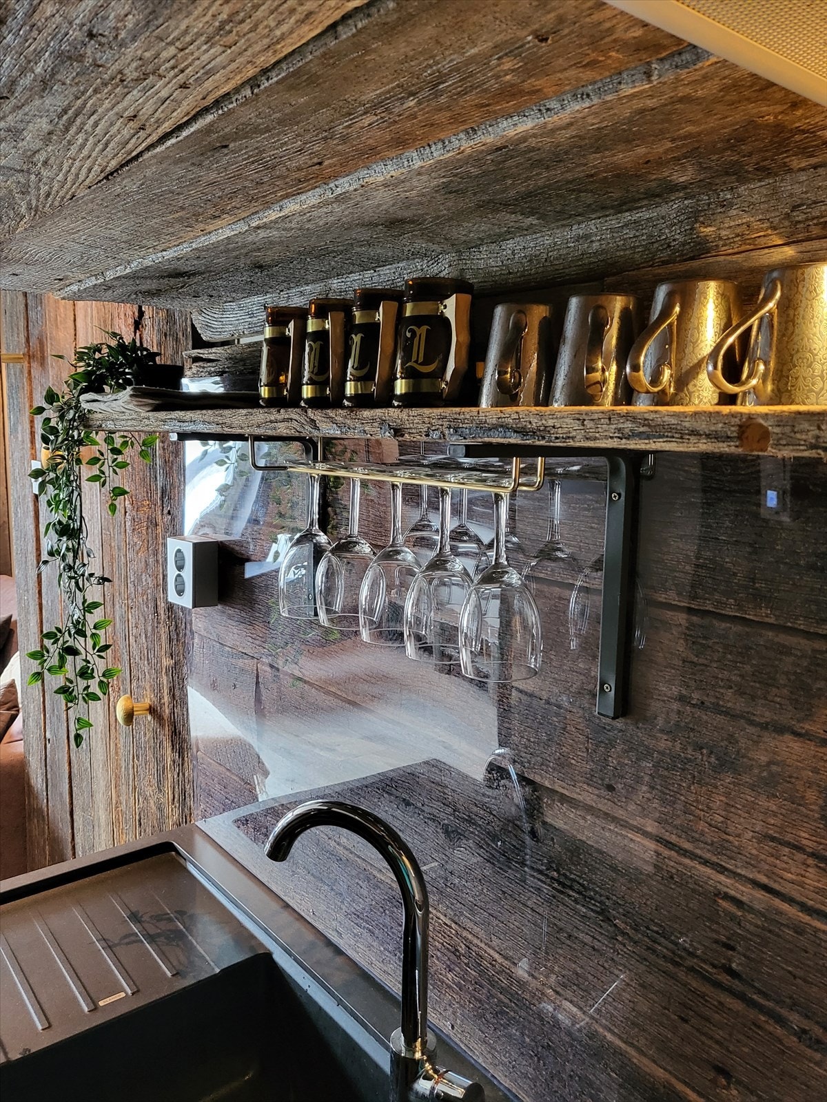 Her finner du frittstående kjøl/fryseskap og platetopp, og mellom over- og underskap er det plexiglass for et rent uttrykk. Galleribilde