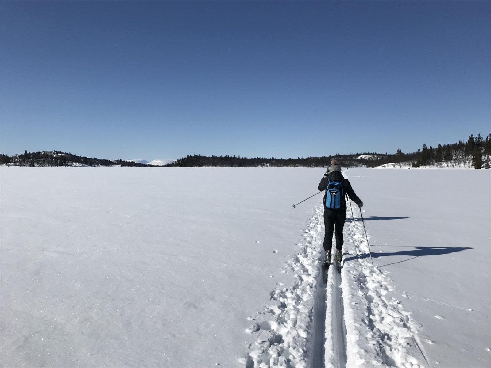 Rett utenfor hotellet starter milevis med preparerte skiløyper som fører deg videre inn på et omfattende løypenett. Her fra skitur på Stogofjorden. Galleribilde