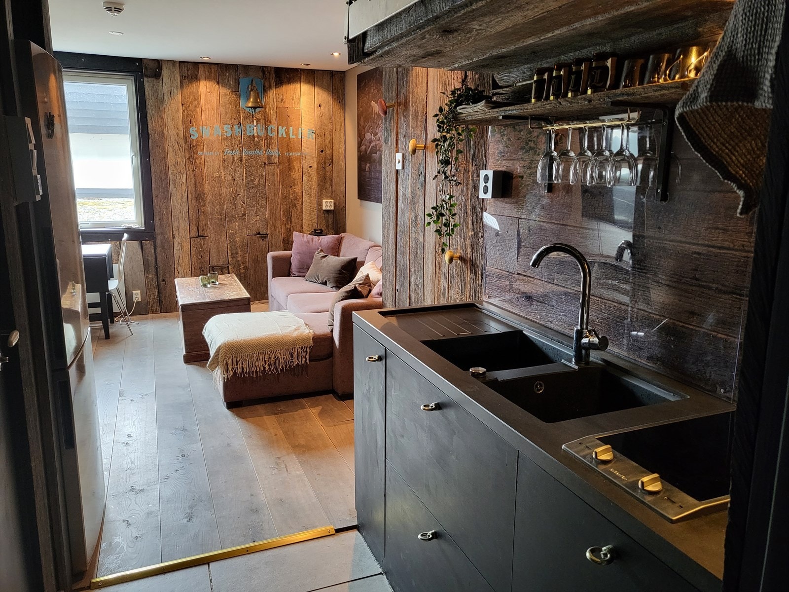 Velkommen til Hallinghøvdvegen 10 - en lettvint fritidseiendom på Sanderstølen med kort vei til flotte turområder og et bredt utvalg av aktiviteter året rundt! Foto: Privat. Galleribilde