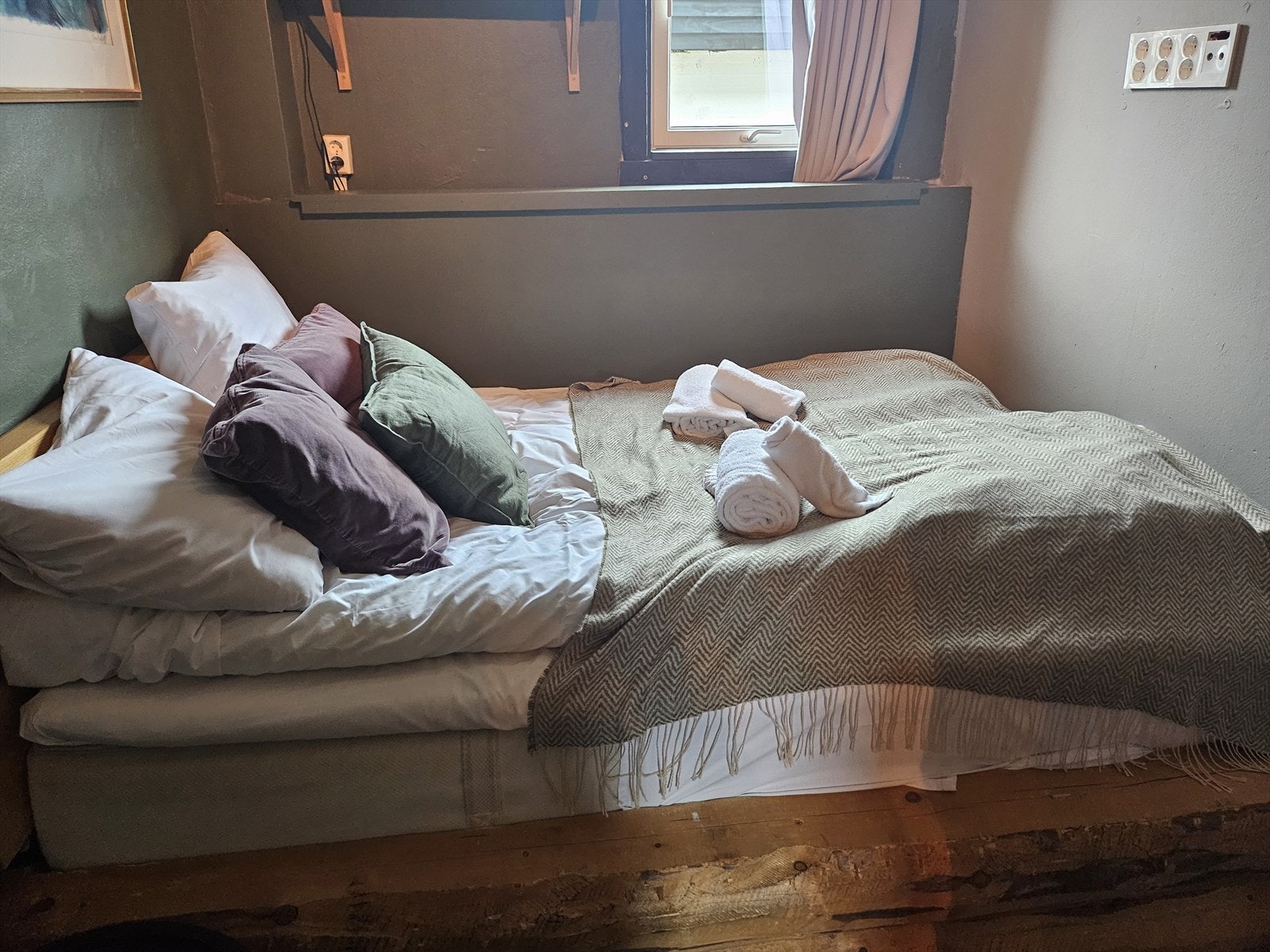 Den stilige dobbeltsengen i laftetømmer understreker fjellstilen og gir rommet en rustikk atmosfære. Galleribilde