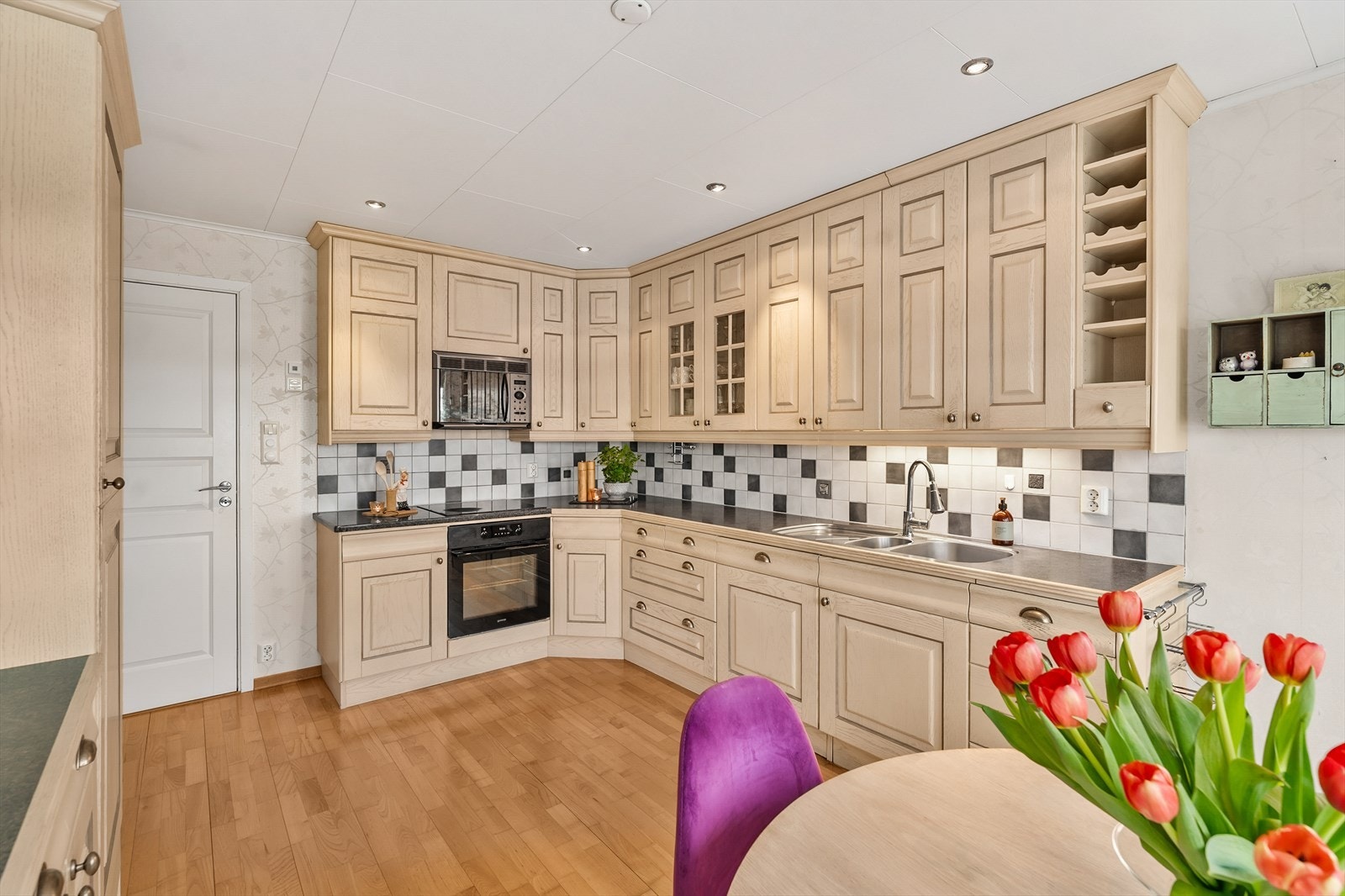 Kjøkkenet har god plass i over- og underskap Galleribilde