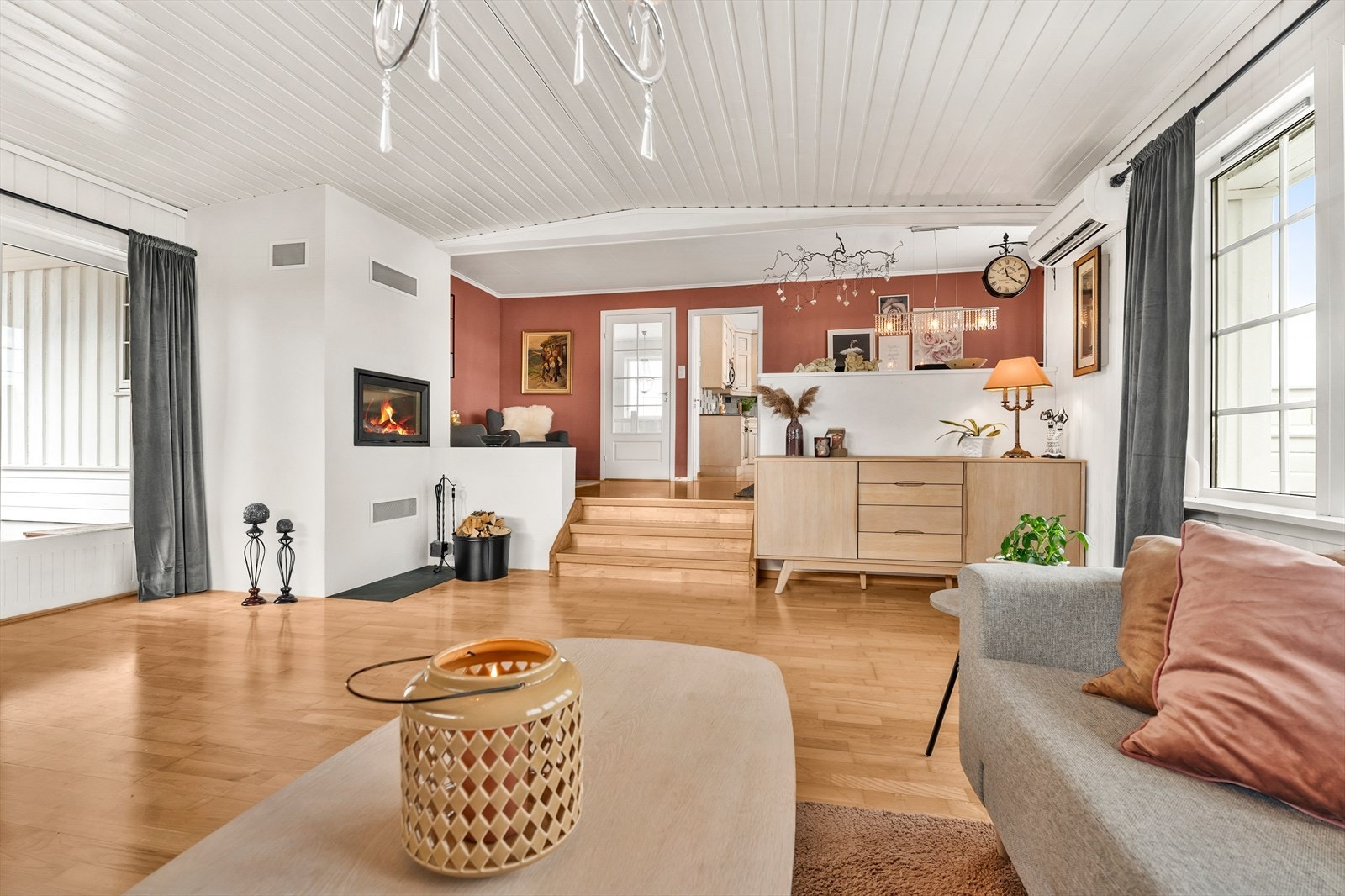 I stue er det montert vedovn og varmepumpe Galleribilde