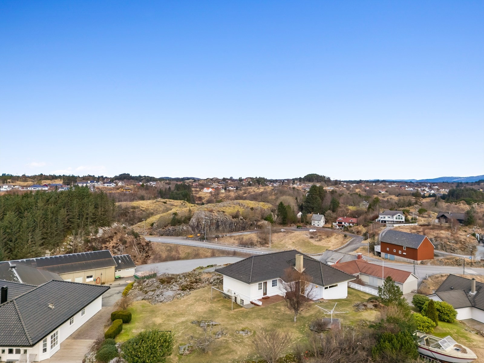 Boligen ligger fint til på en liten høyde Galleribilde