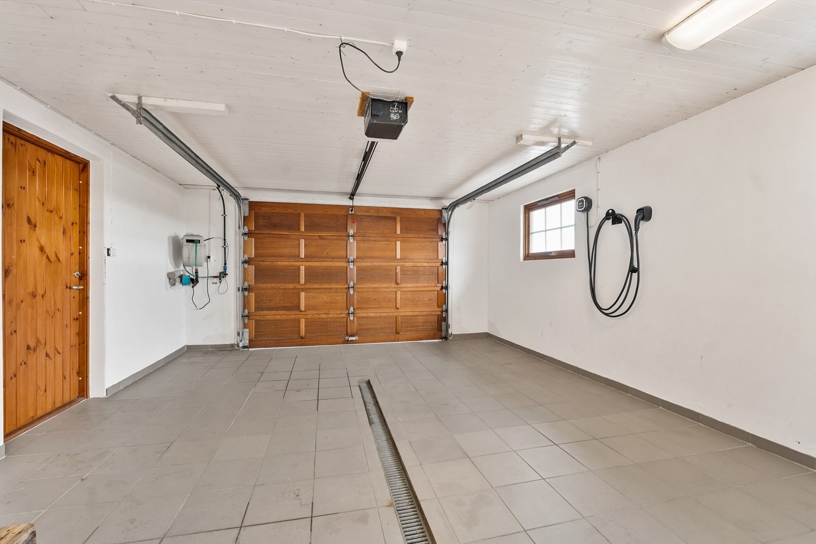 Garasje med el-bil lader installert Galleribilde