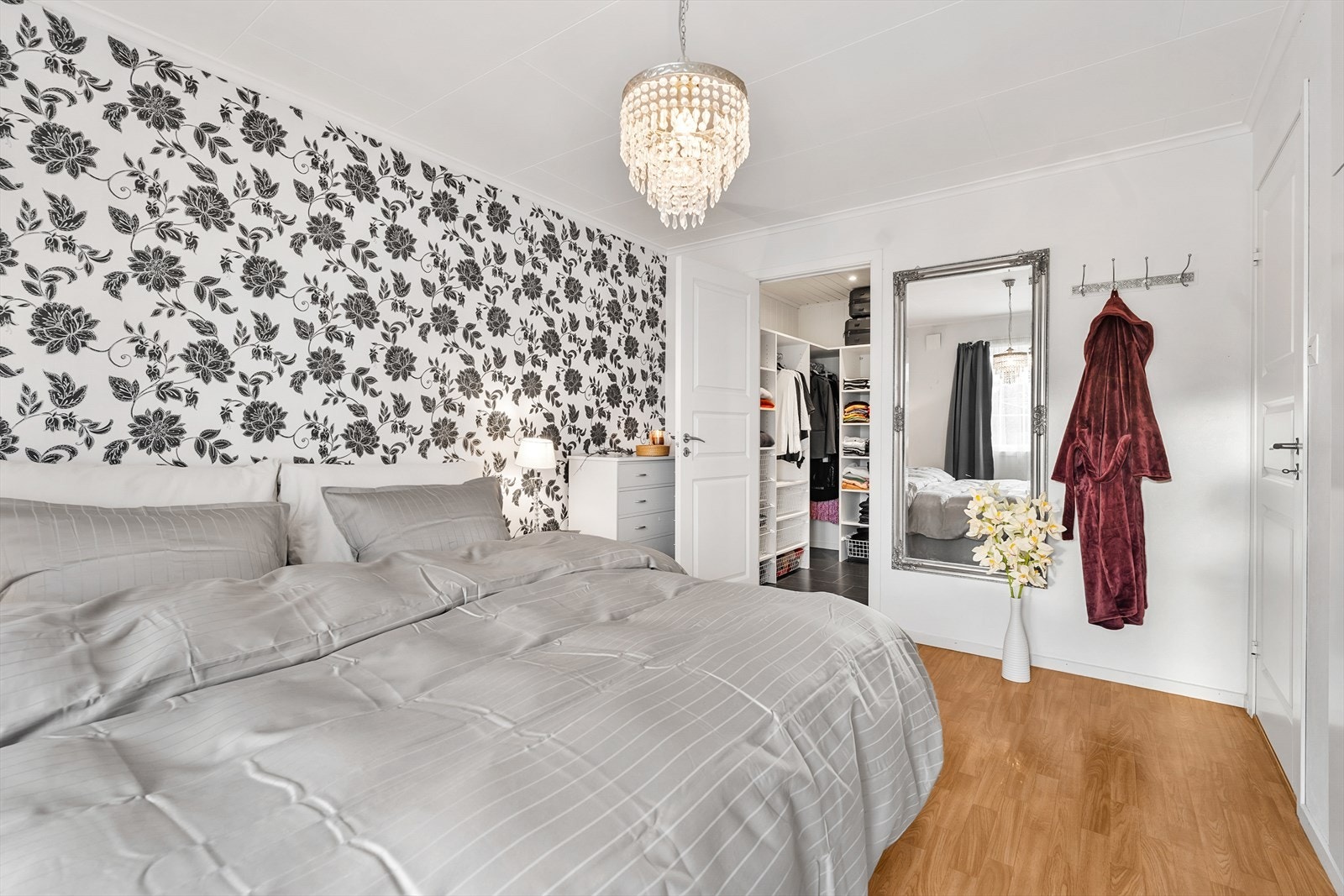 Fra rommet er det direkte tilgang til garderobe, som fører videre til badet Galleribilde