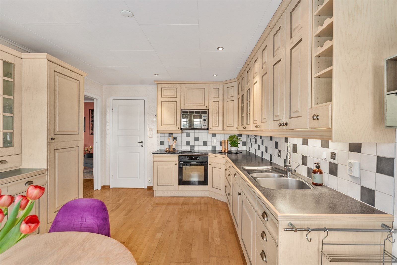 Kjøkkenet har profilerte fronter og benkeplate av laminat Galleribilde