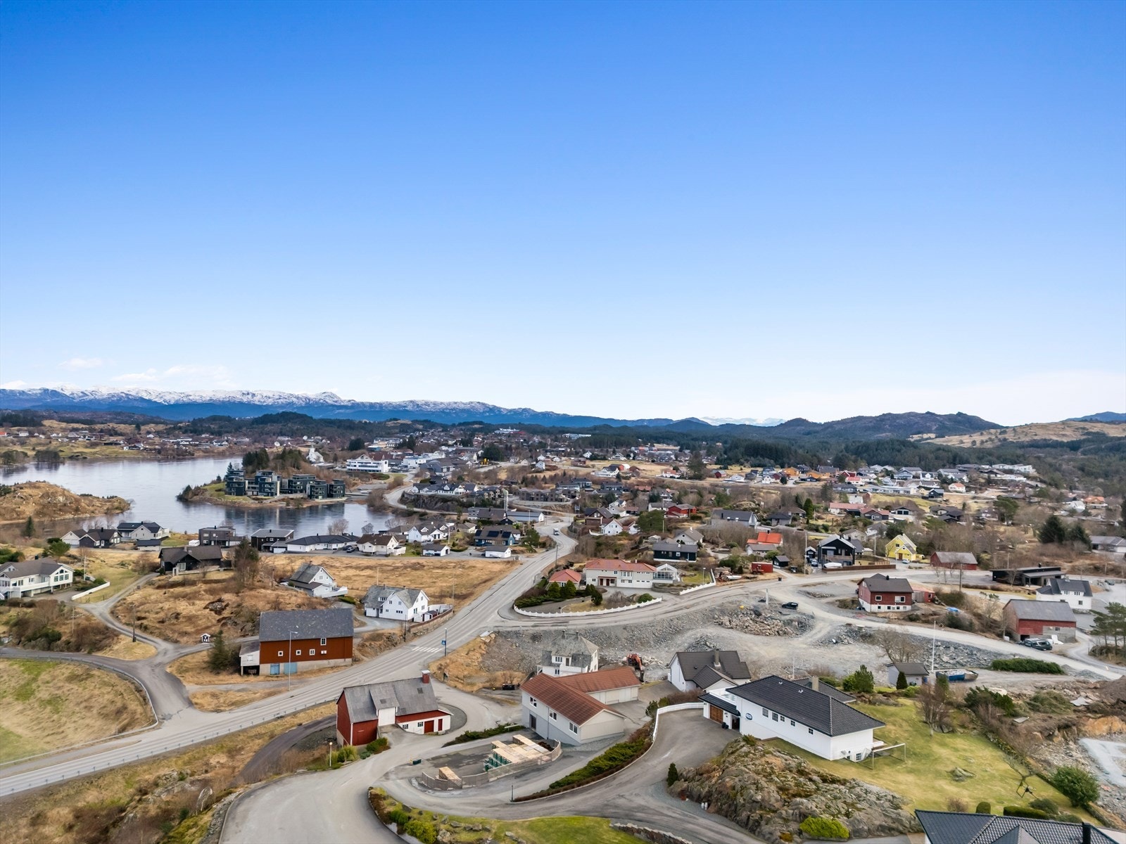 Eiendommen ligger sentralt til med gangavstand til sentrum Galleribilde