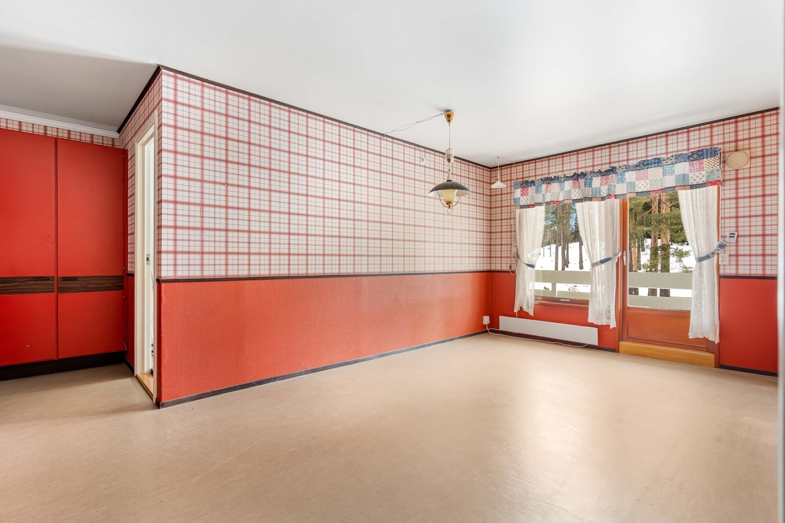 Plass til spisebord ved vindu gir lys og utsikt under måltider. Galleribilde