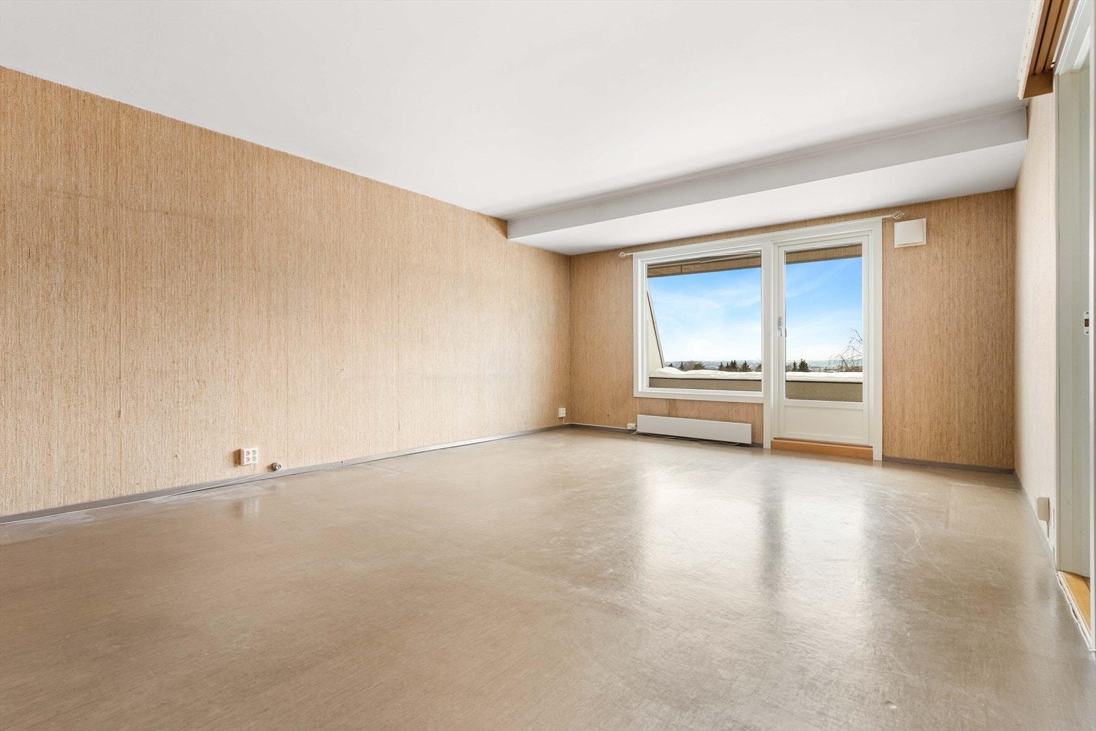 Utgang til terrasse fra stuen gir enkel tilgang til uteområdet. Galleribilde