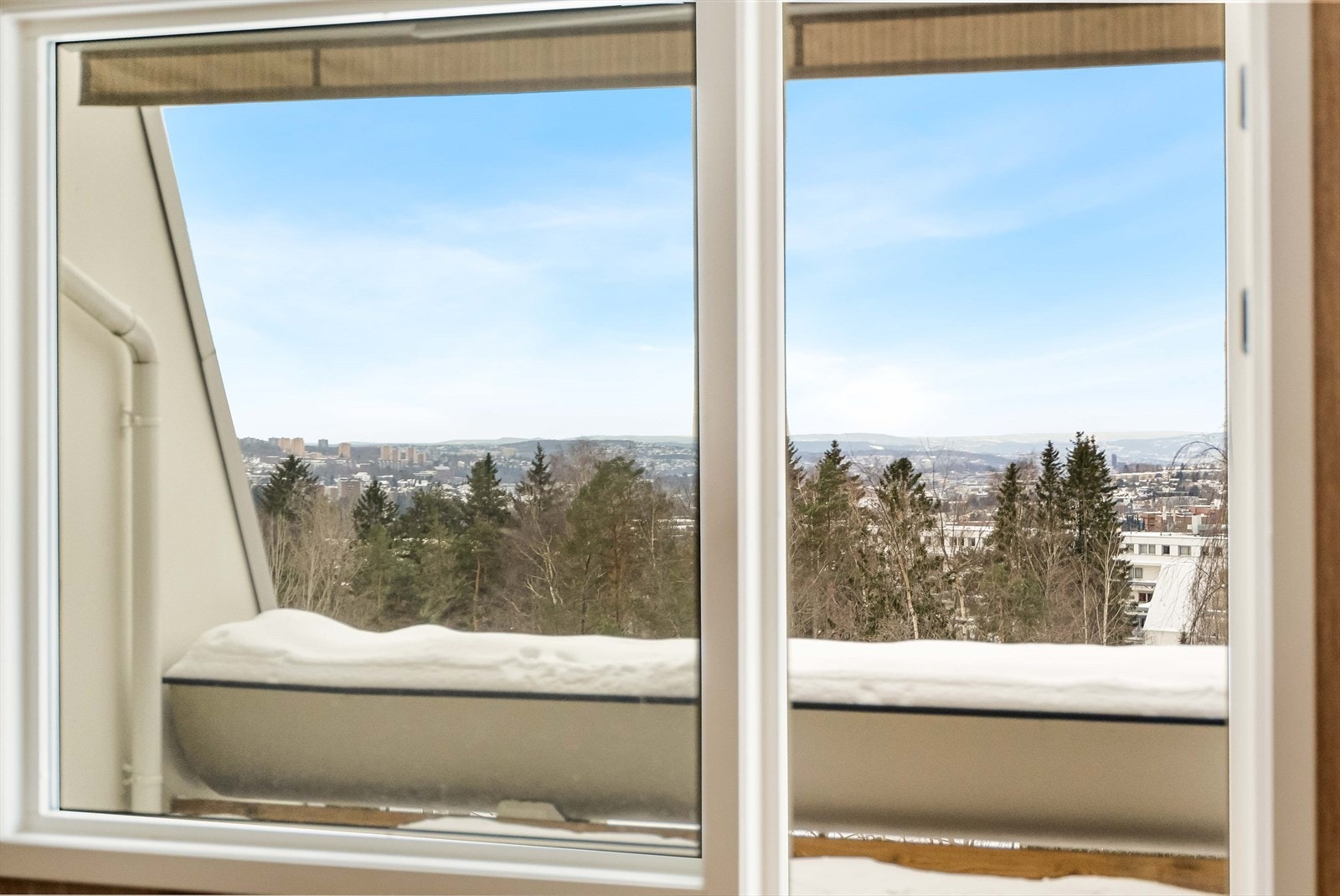 Vinduer med 2-lags isolerglass fra 2020 gir fint utsyn mot grøntområder. Galleribilde