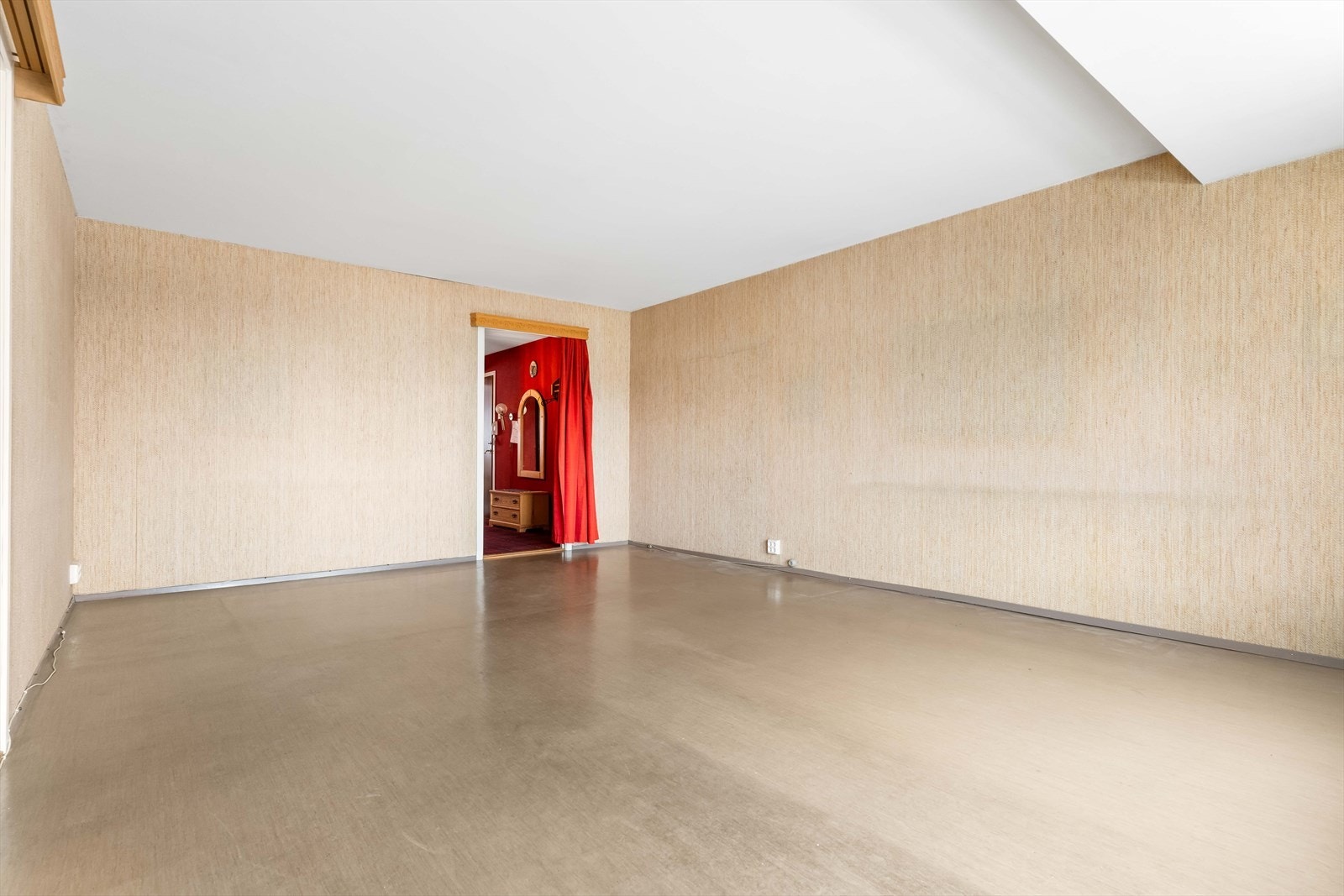 Direkte forbindelse til kjøkkenet gir en naturlig spiseplass. Galleribilde