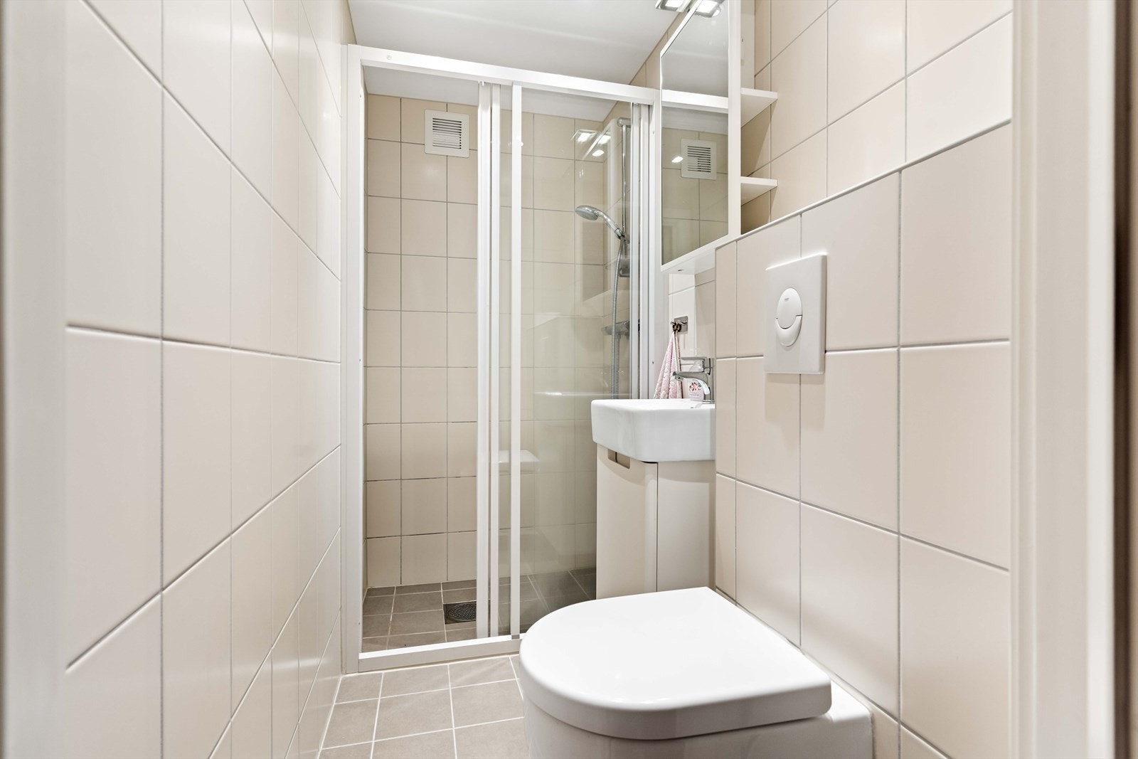 Dusjvegger i glass og flislagte overflater gir enkel rengjøring og vedlikehold. Galleribilde