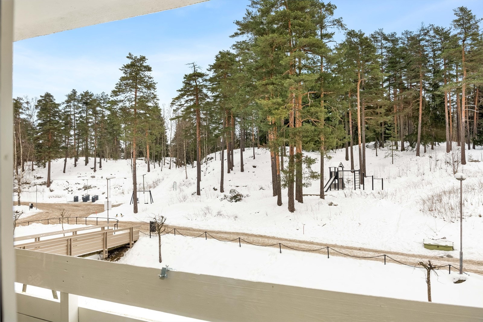 Utsyn mot skogsterreng fra balkong gir nærhet til naturen. Galleribilde