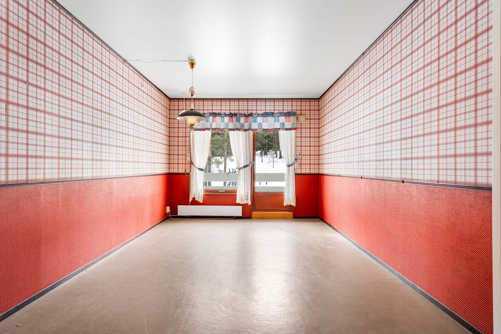 Fra spisestuen er det utgang til balkong. Galleribilde