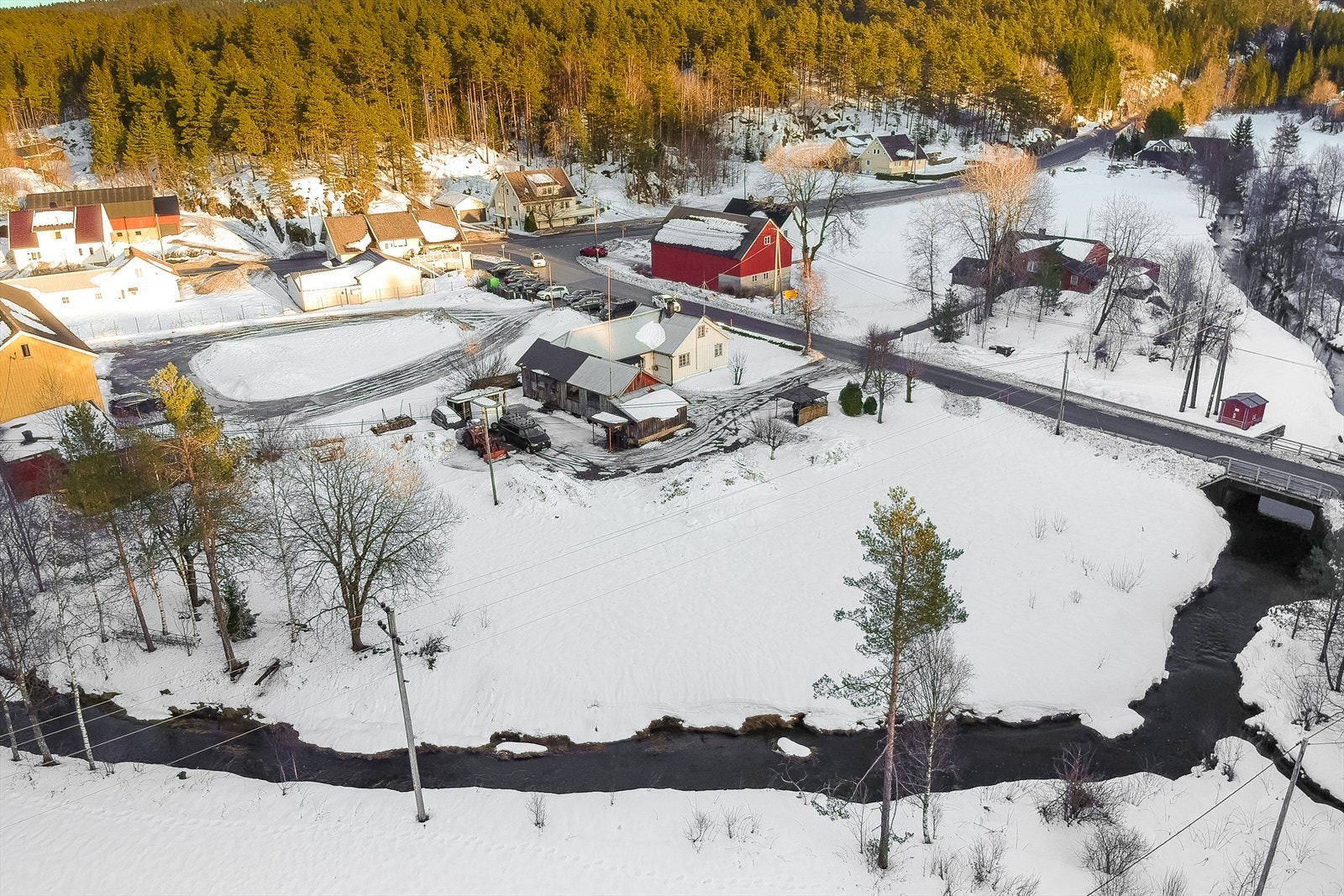 Umiddelbar nærhet til søndagsåpen butikk og holdeplasser langs RV9 Galleribilde