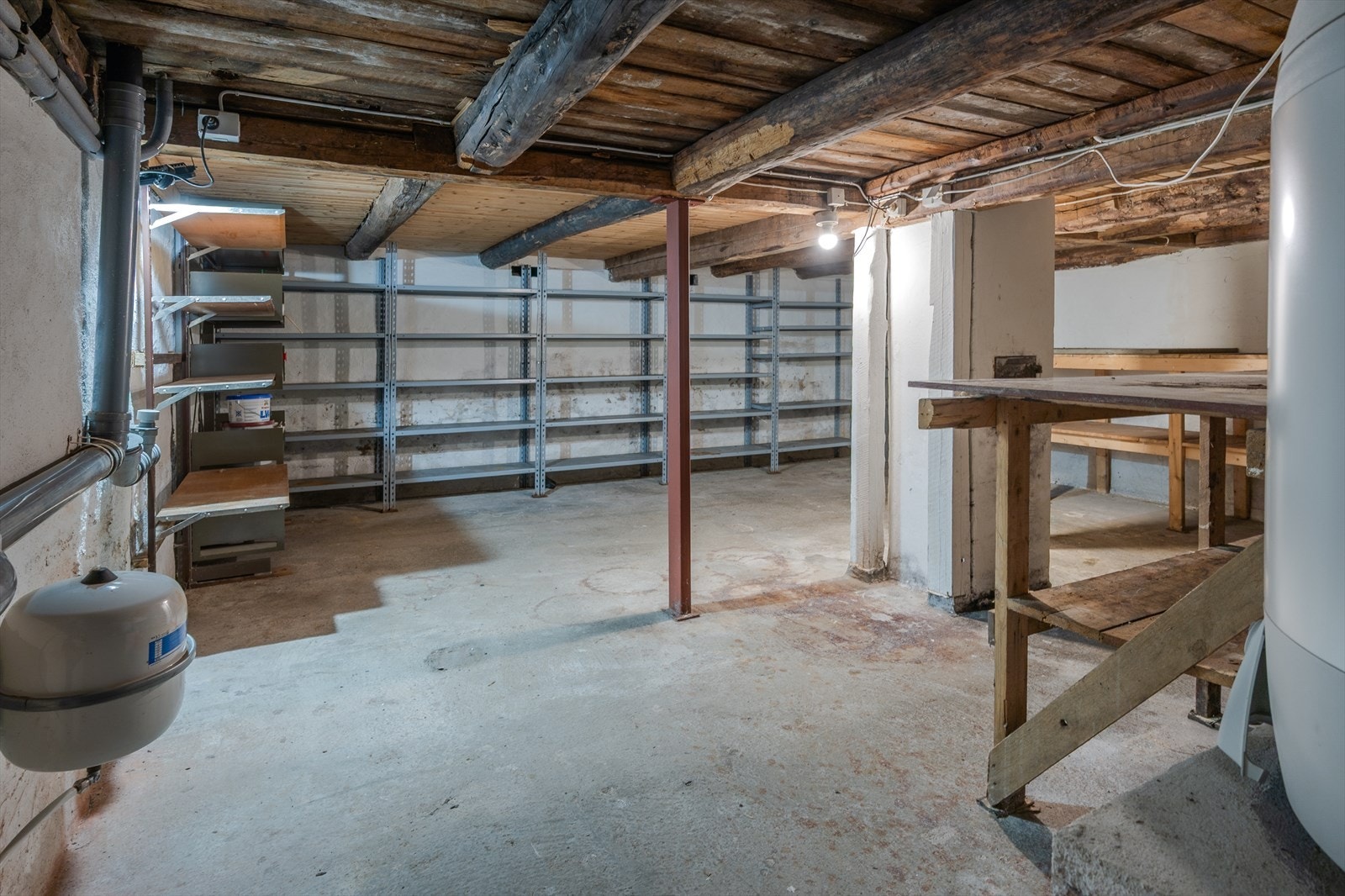 Kjellerrom med god lagringsplass - gulvareal 28 kvm Galleribilde