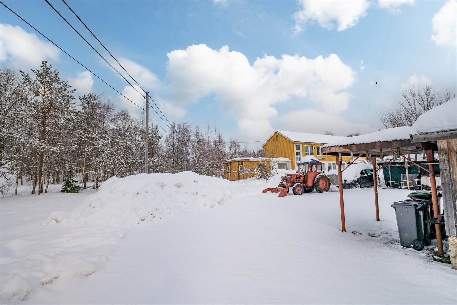 Romslig gårdsplass med gode parkeringsmuligheter Galleribilde