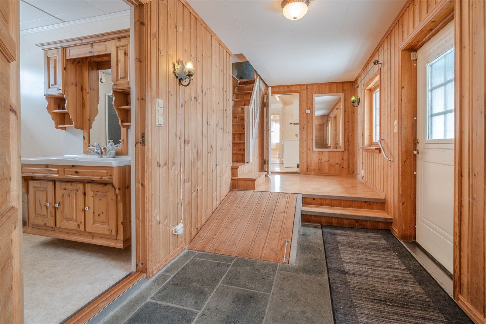 Inngangsparti med skiferfliser i entré Galleribilde