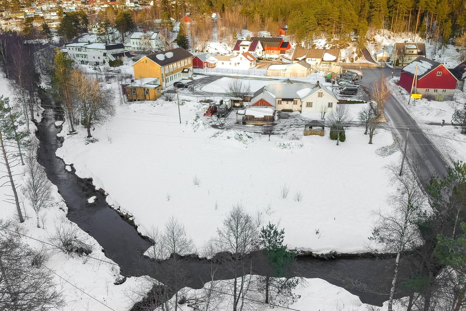 Nær 3.1 mål tomt med grense til Homselva Galleribilde