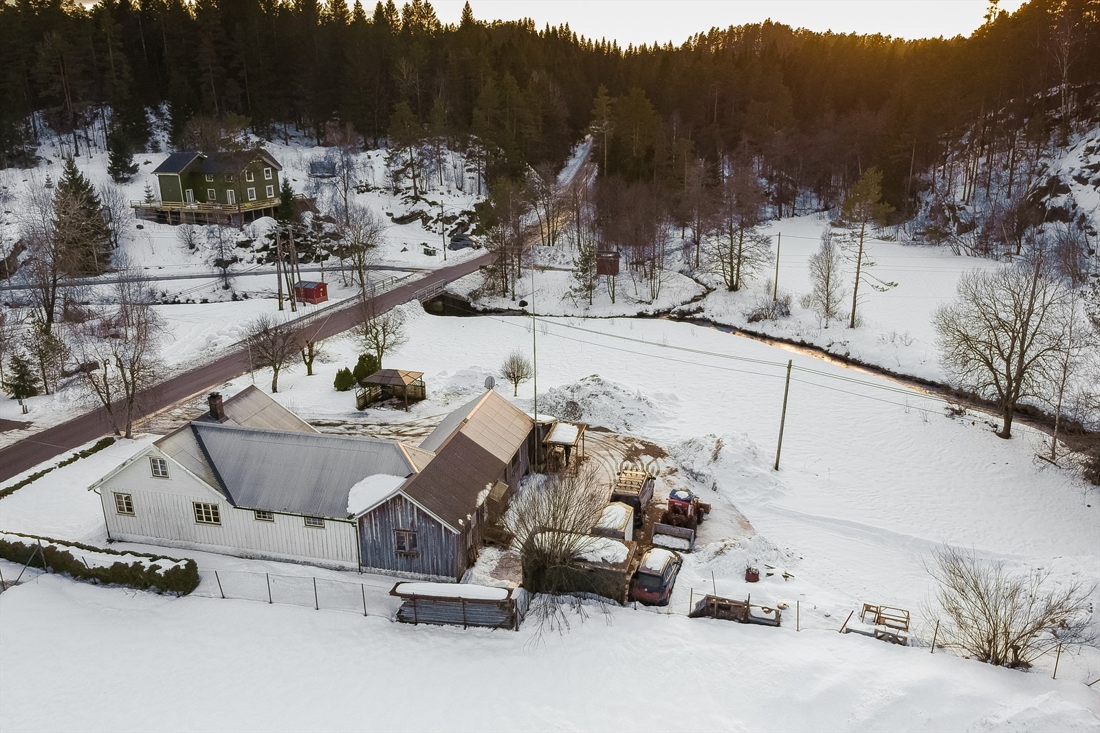 Bygget har BRA-i på 141 kvm, pluss carport og 63 kvm gulvareal i kjeller og loft Galleribilde
