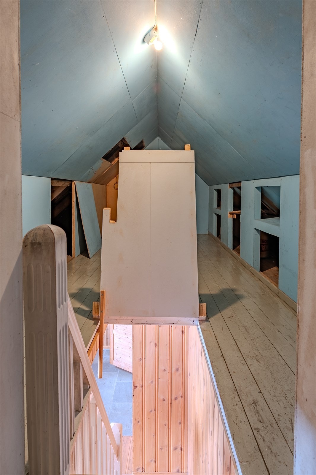 Trapp og luke til loftsgang - etasjen har et gulvareal på ca. 35 kvm Galleribilde