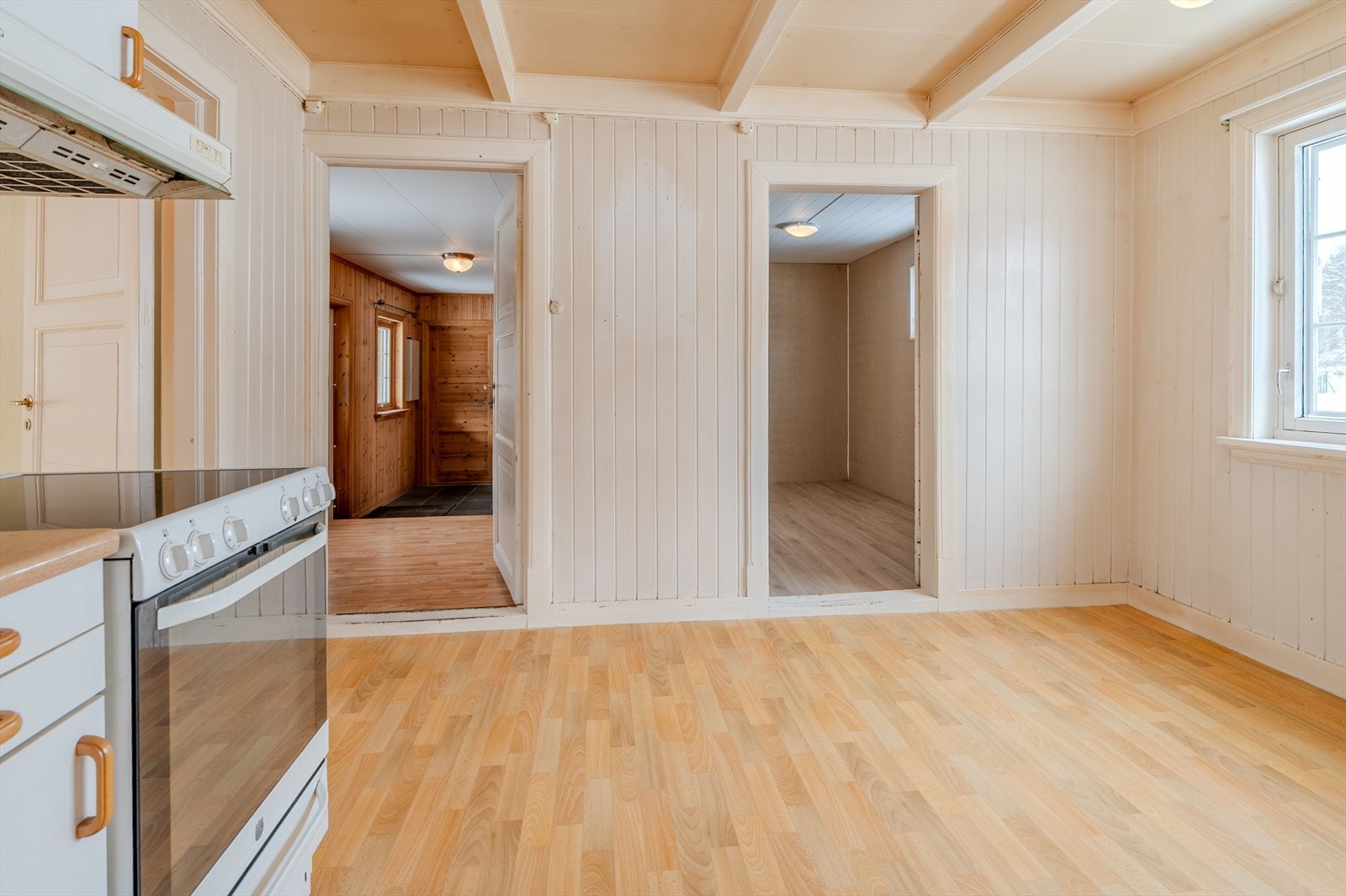 Plass til spisebord ved vindu Galleribilde